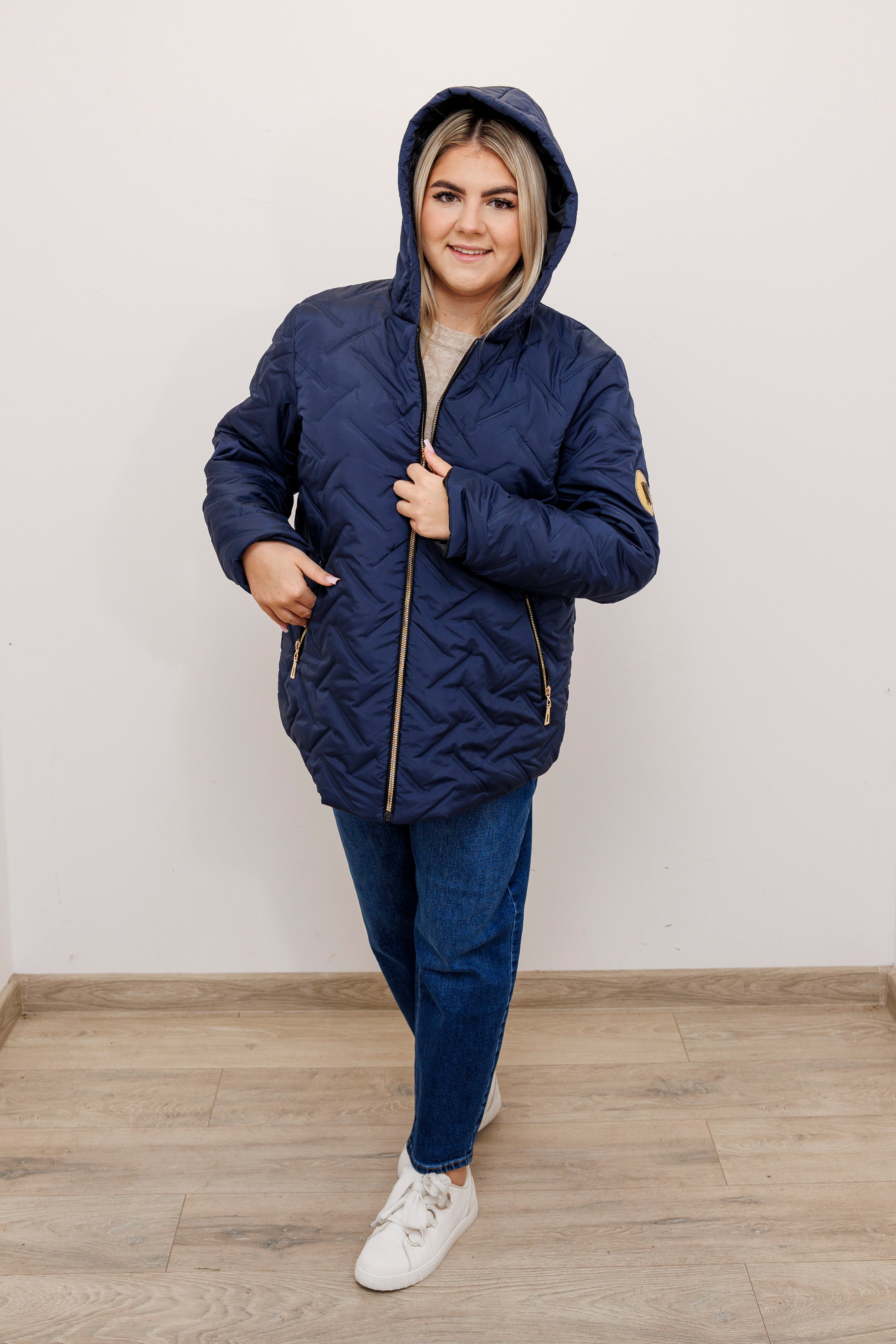 Zimowa kurtka pikowana z kapturem – polska produkcja Granat