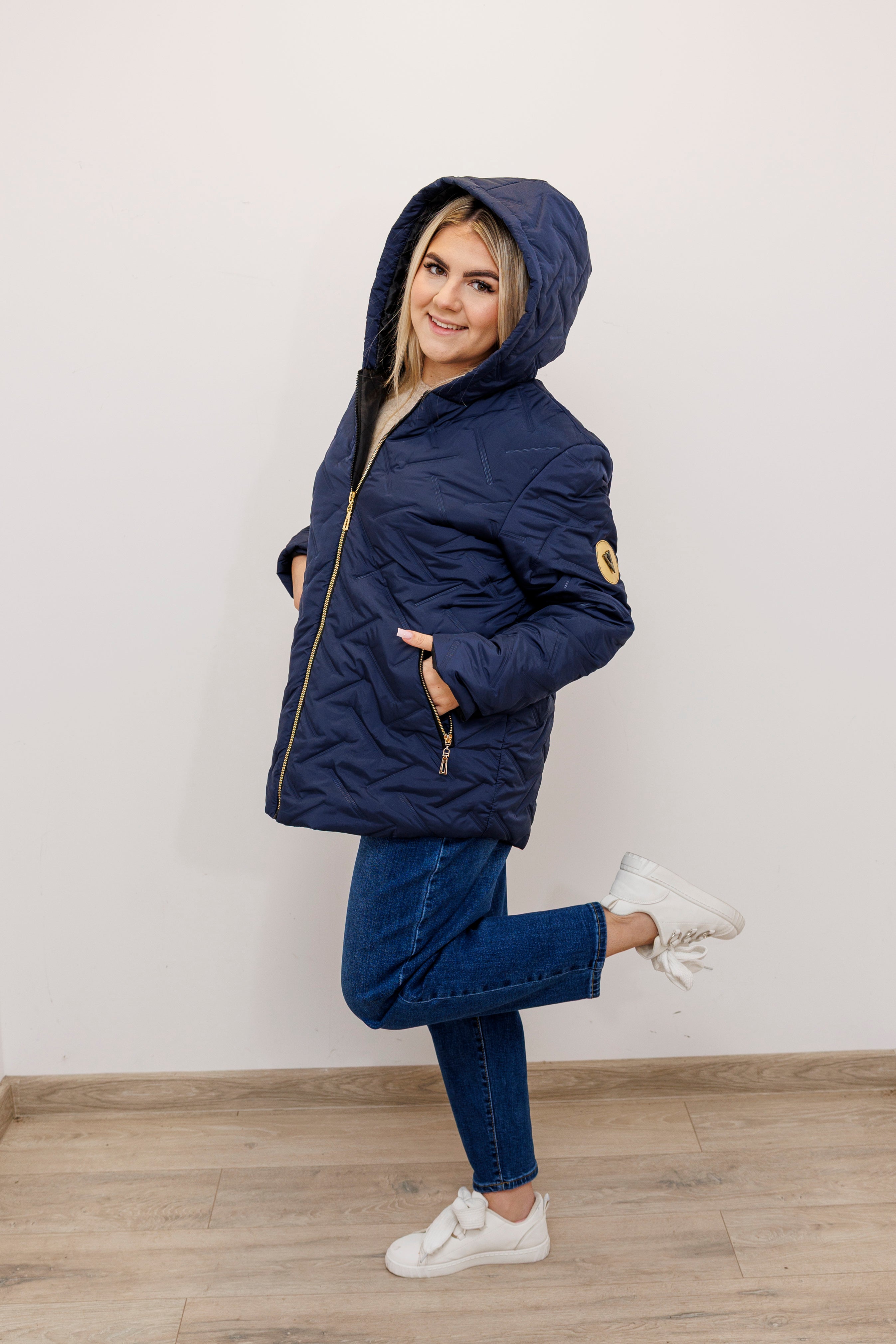 Zimowa kurtka pikowana z kapturem – polska produkcja Granat