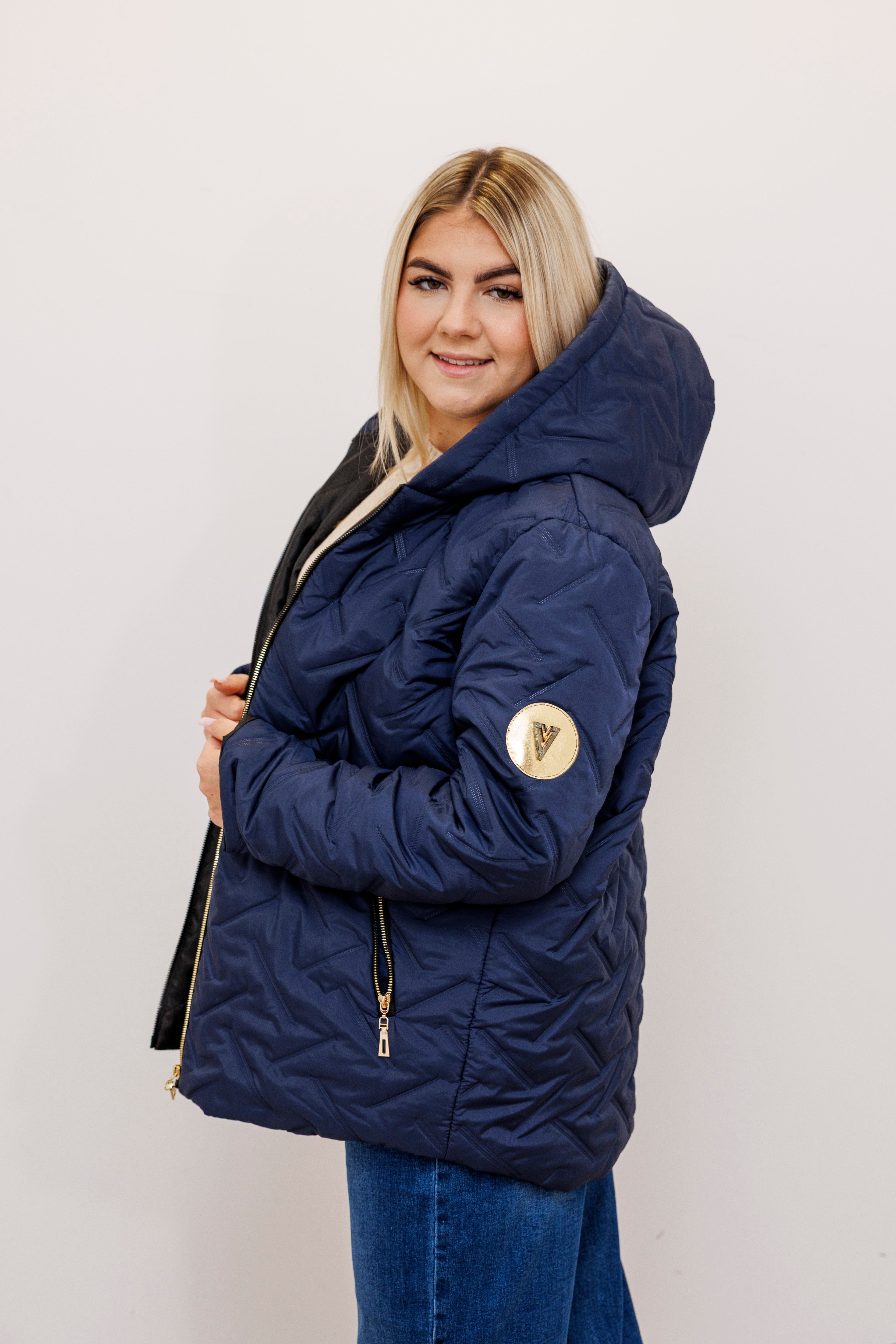 Zimowa kurtka pikowana z kapturem – polska produkcja Granat