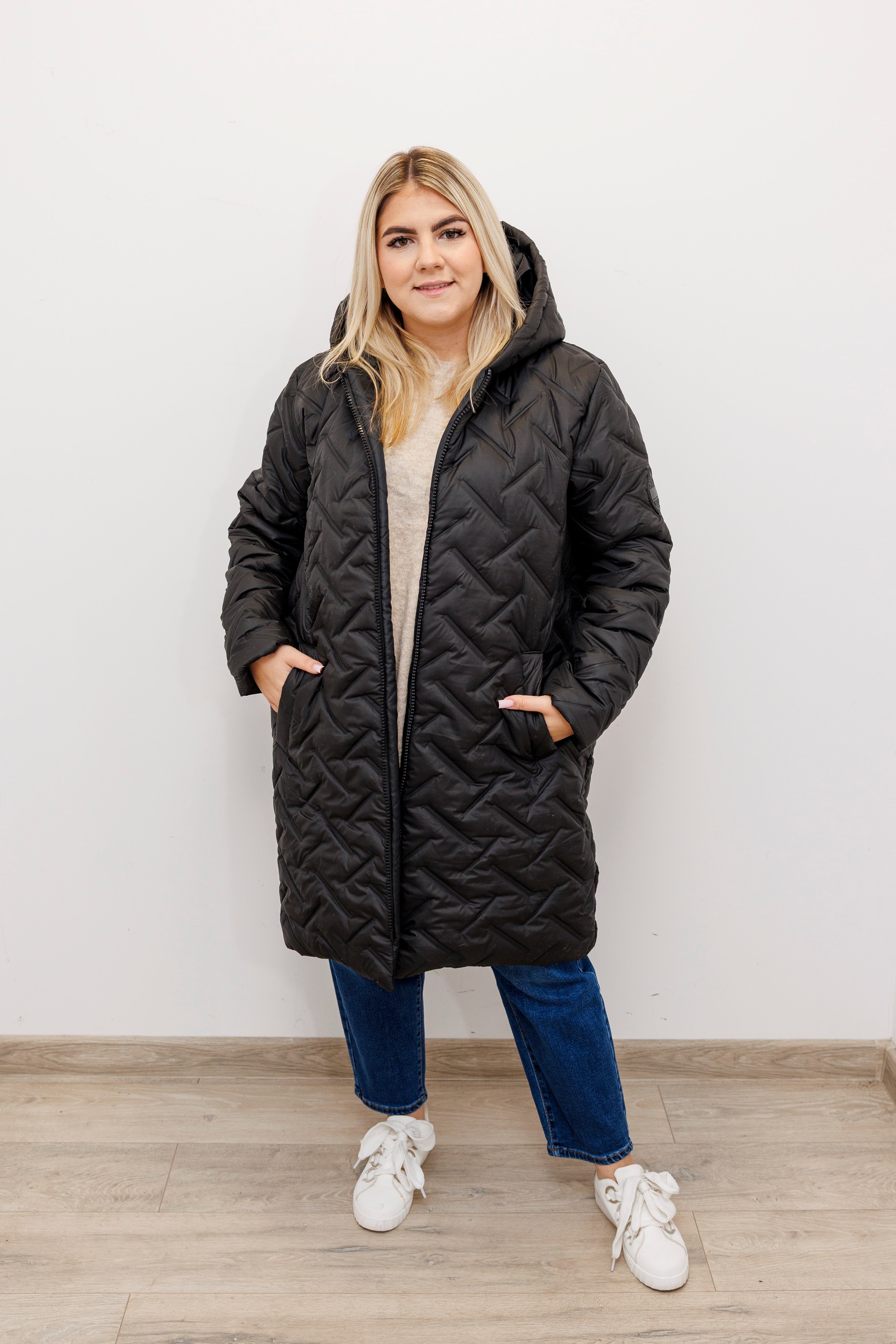 Długa zimowa kurtka z kapturem – polska produkcja Czarny