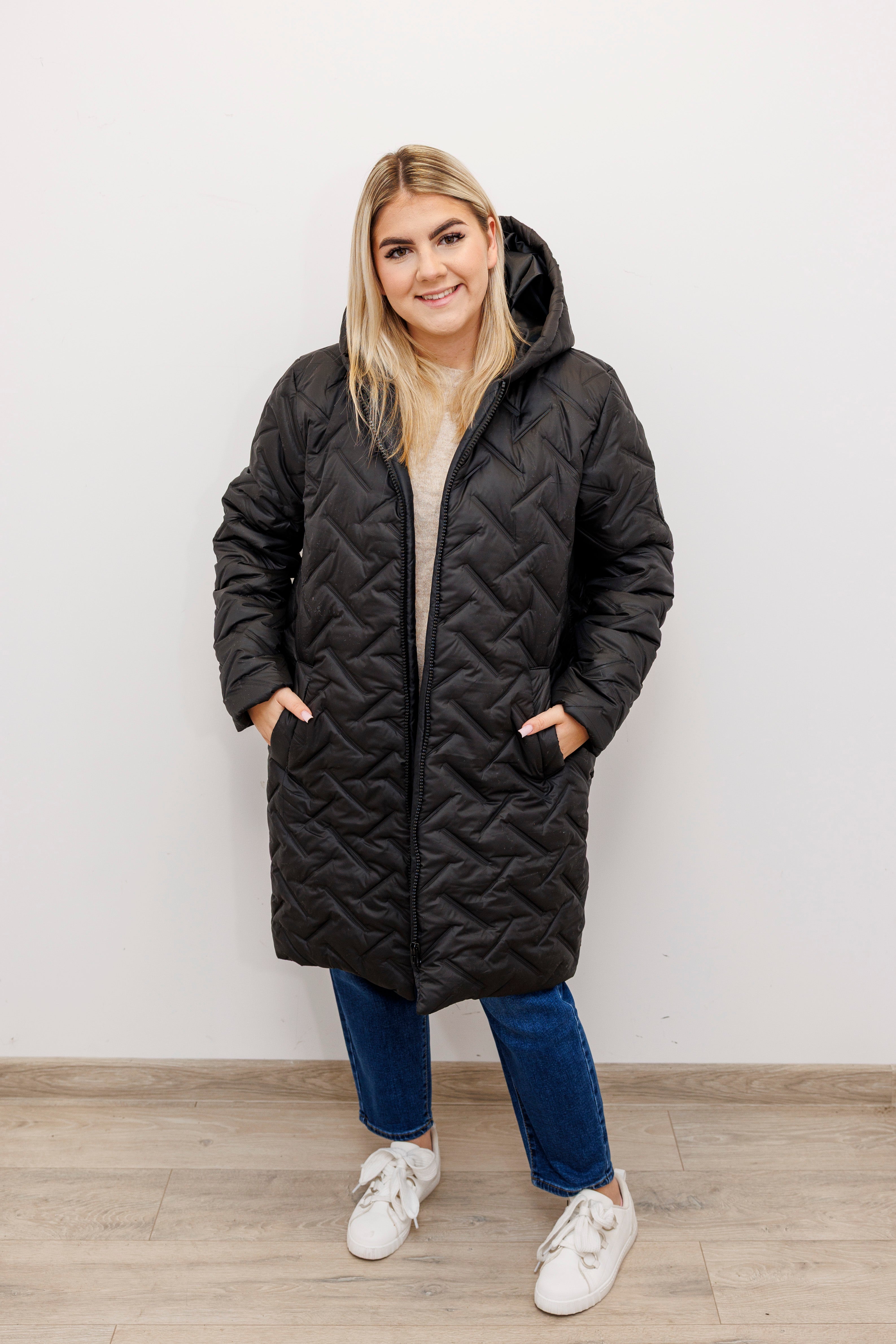 Długa zimowa kurtka z kapturem – polska produkcja Czarny