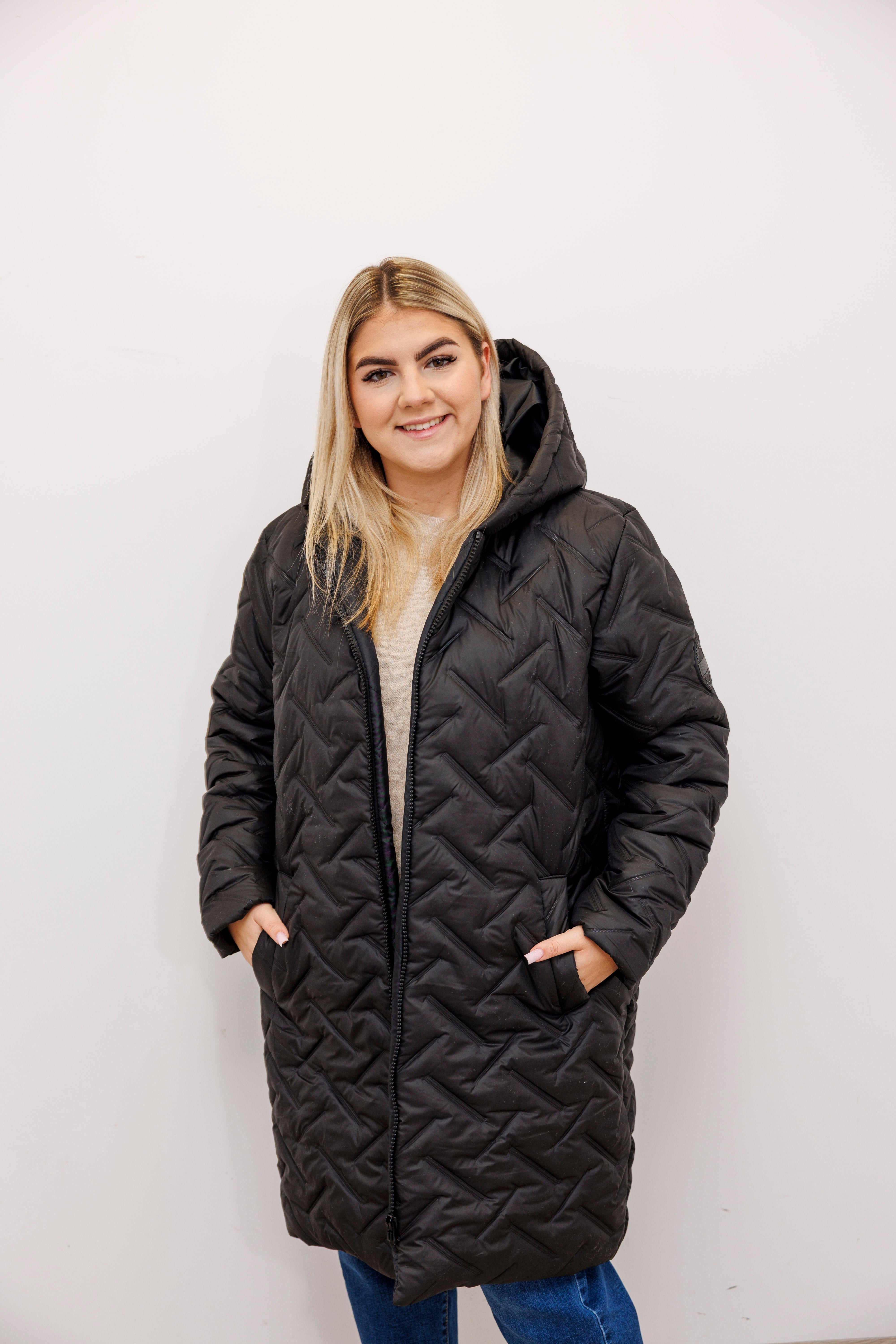 Długa zimowa kurtka z kapturem – polska produkcja Czarny