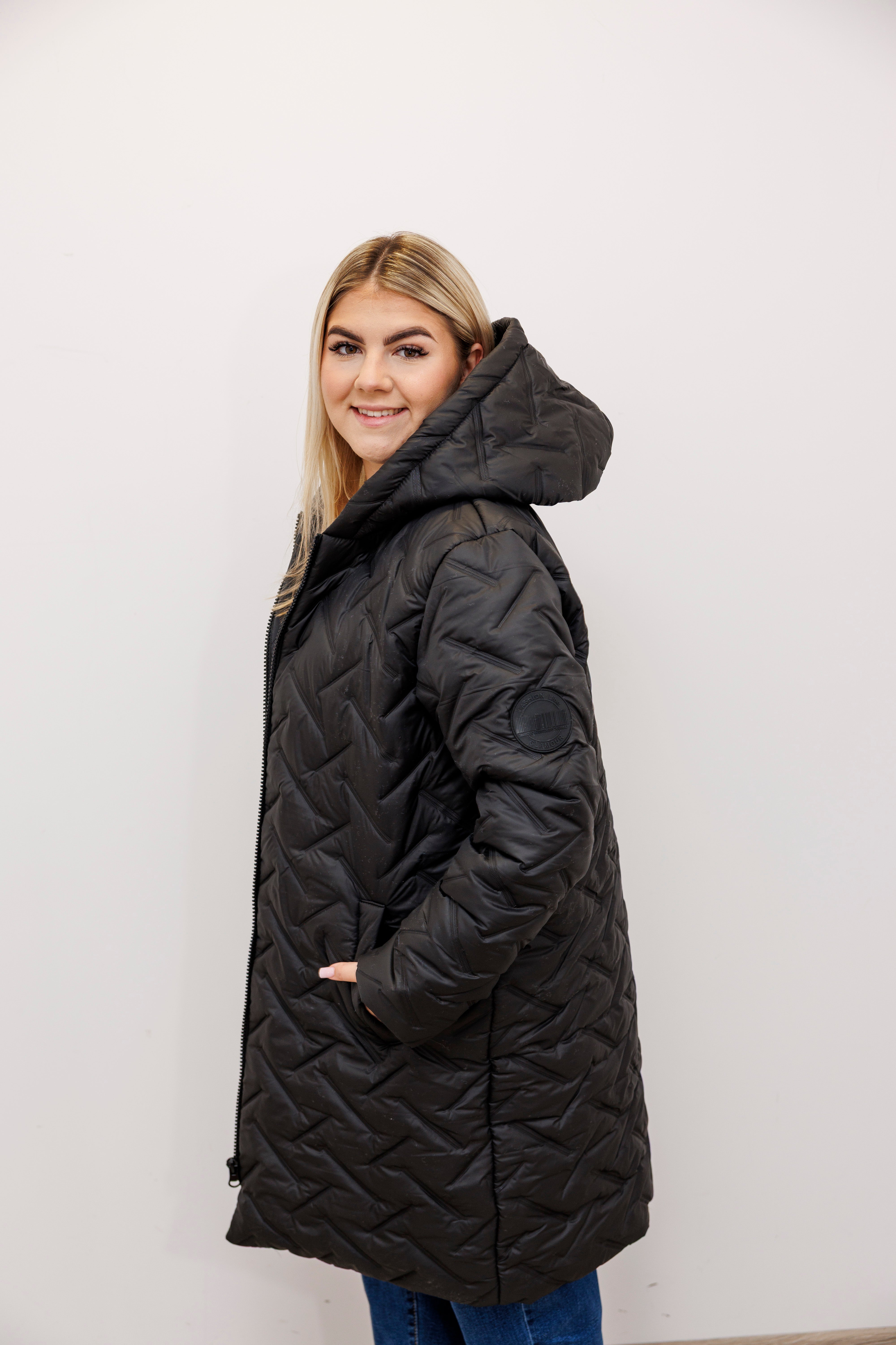 Długa zimowa kurtka z kapturem – polska produkcja Czarny