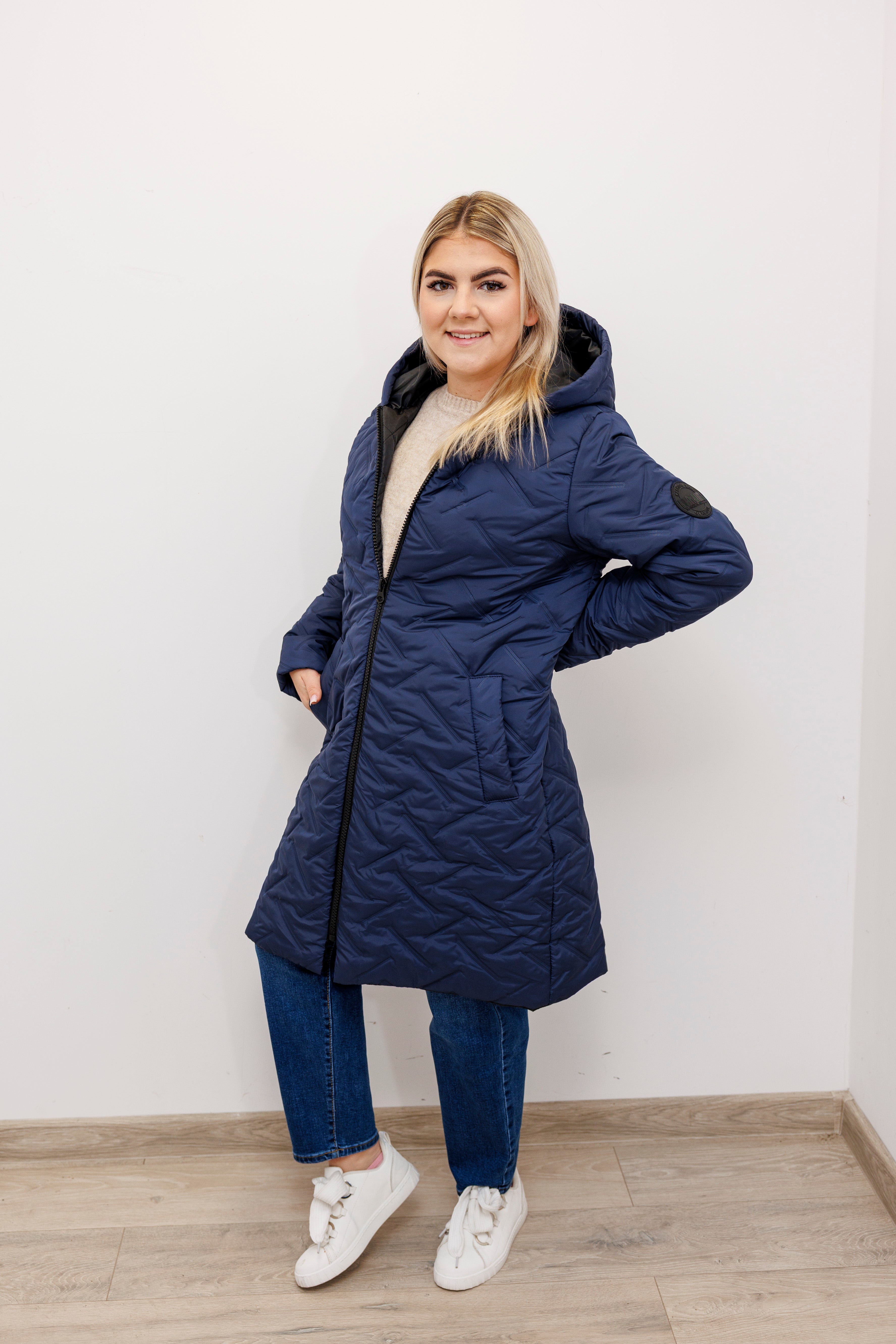 Długa zimowa kurtka z kapturem – polska produkcja Granat