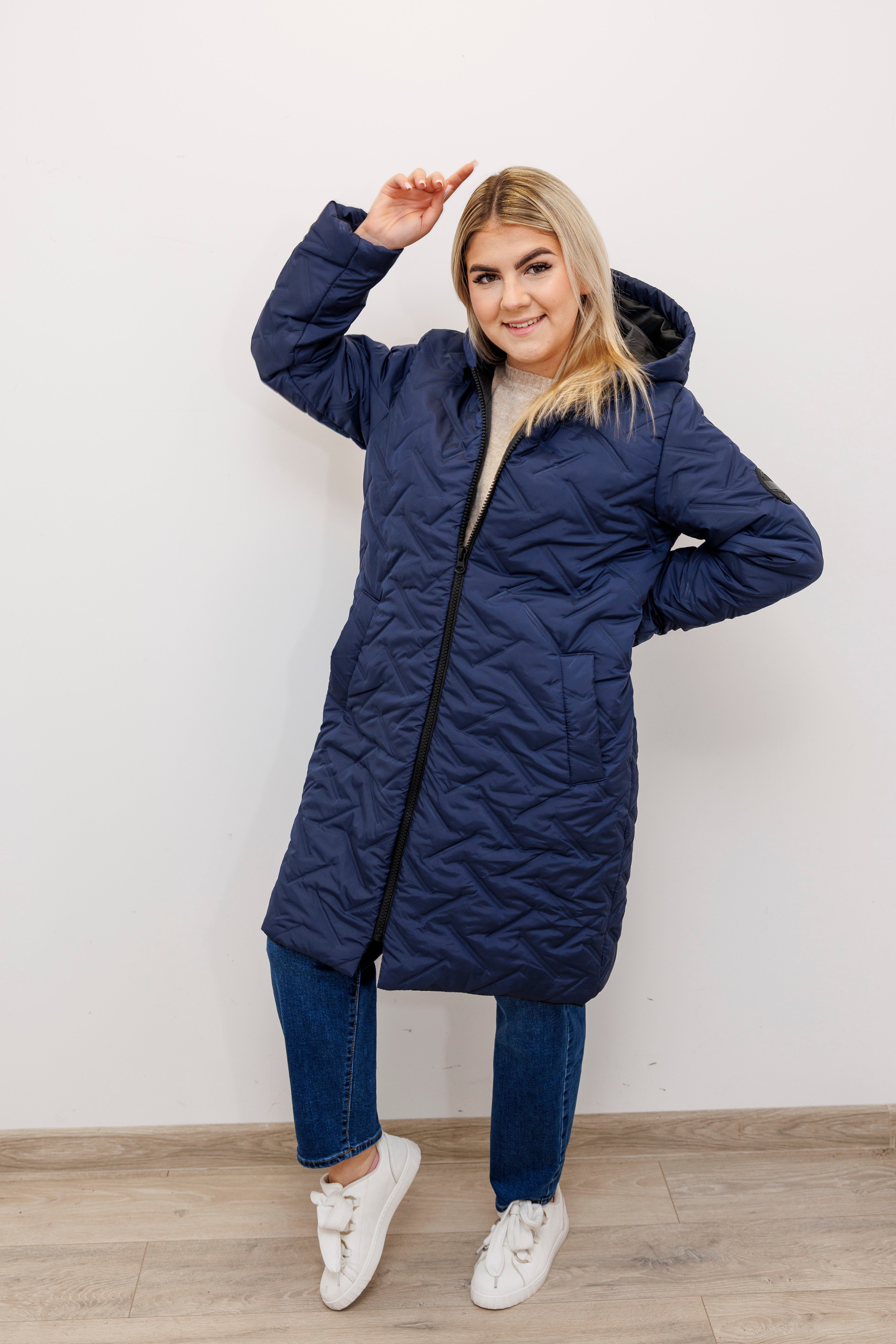 Długa zimowa kurtka z kapturem – polska produkcja Granat