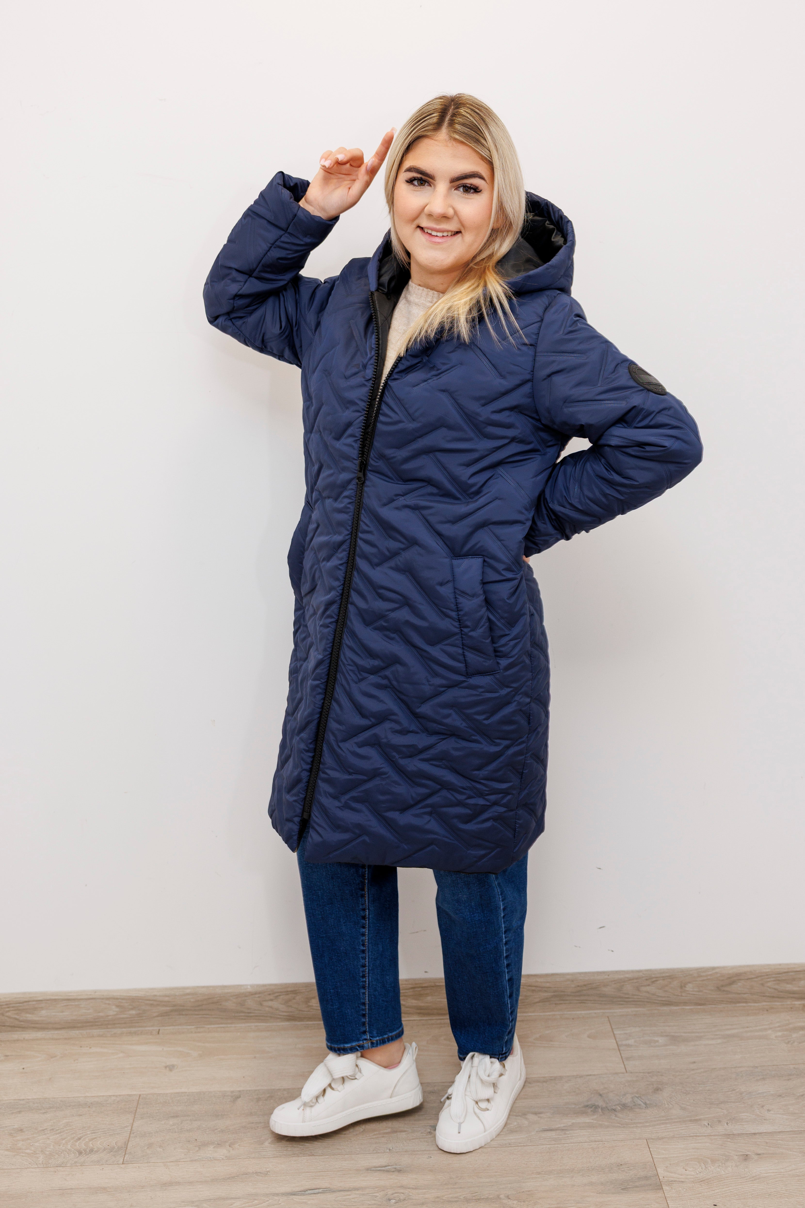 Długa zimowa kurtka z kapturem – polska produkcja Granat