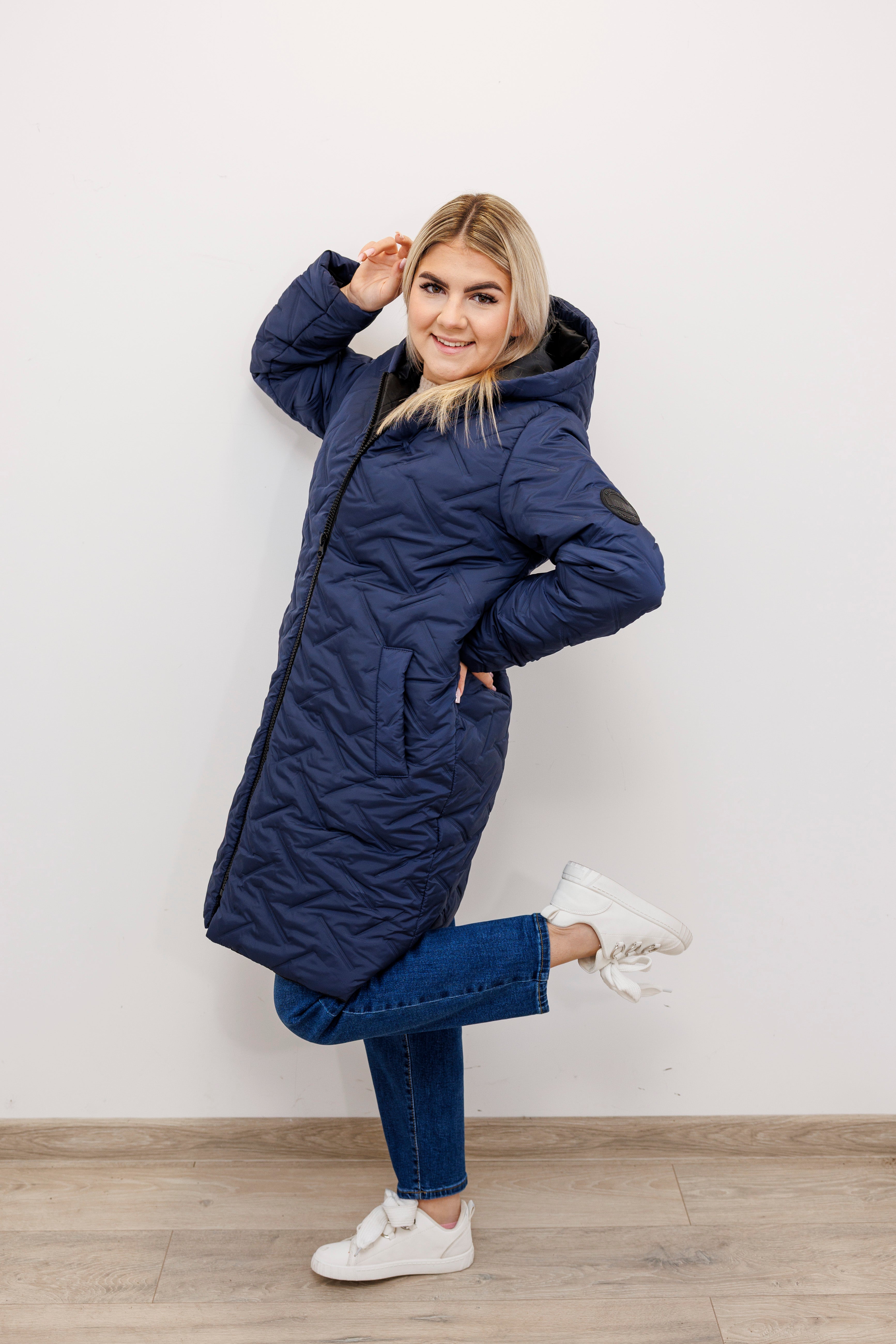 Długa zimowa kurtka z kapturem – polska produkcja Granat