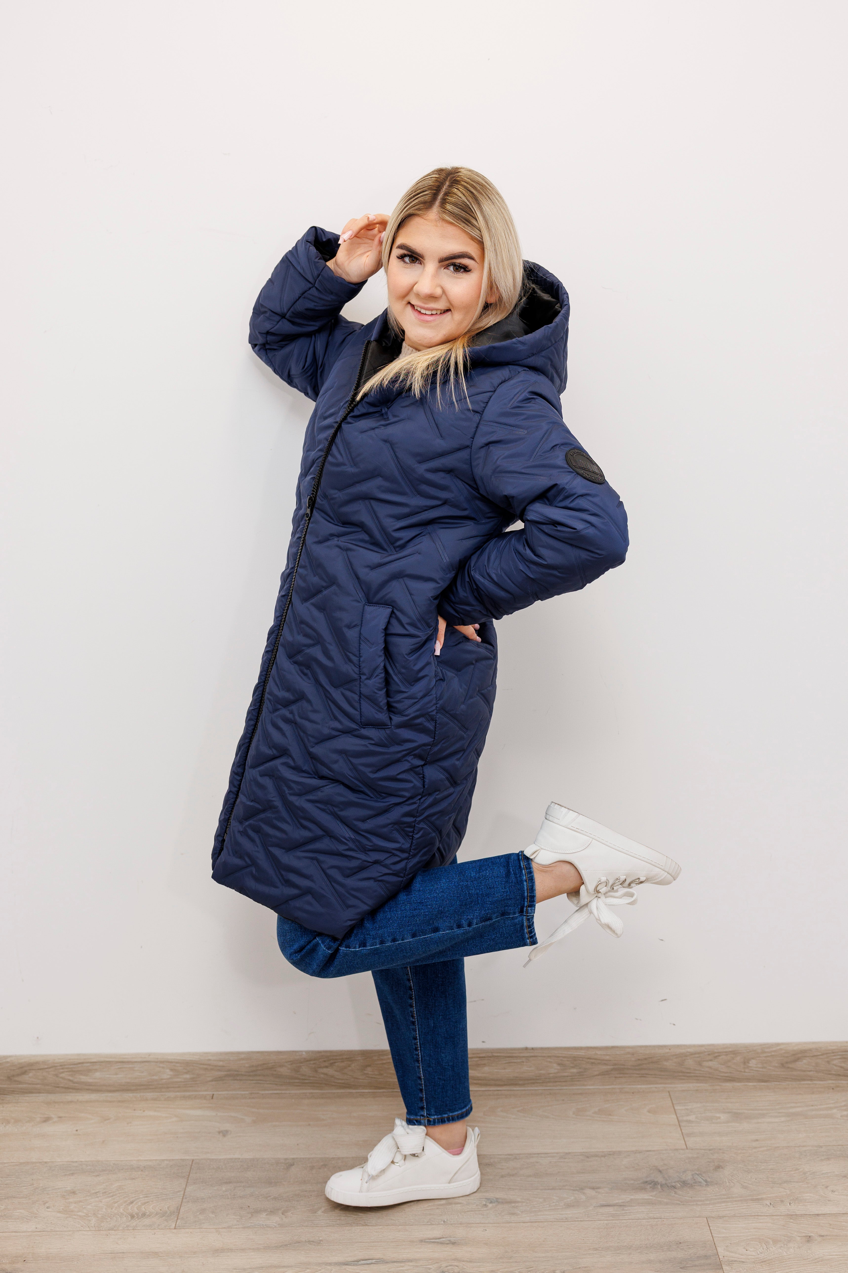 Długa zimowa kurtka z kapturem – polska produkcja Granat