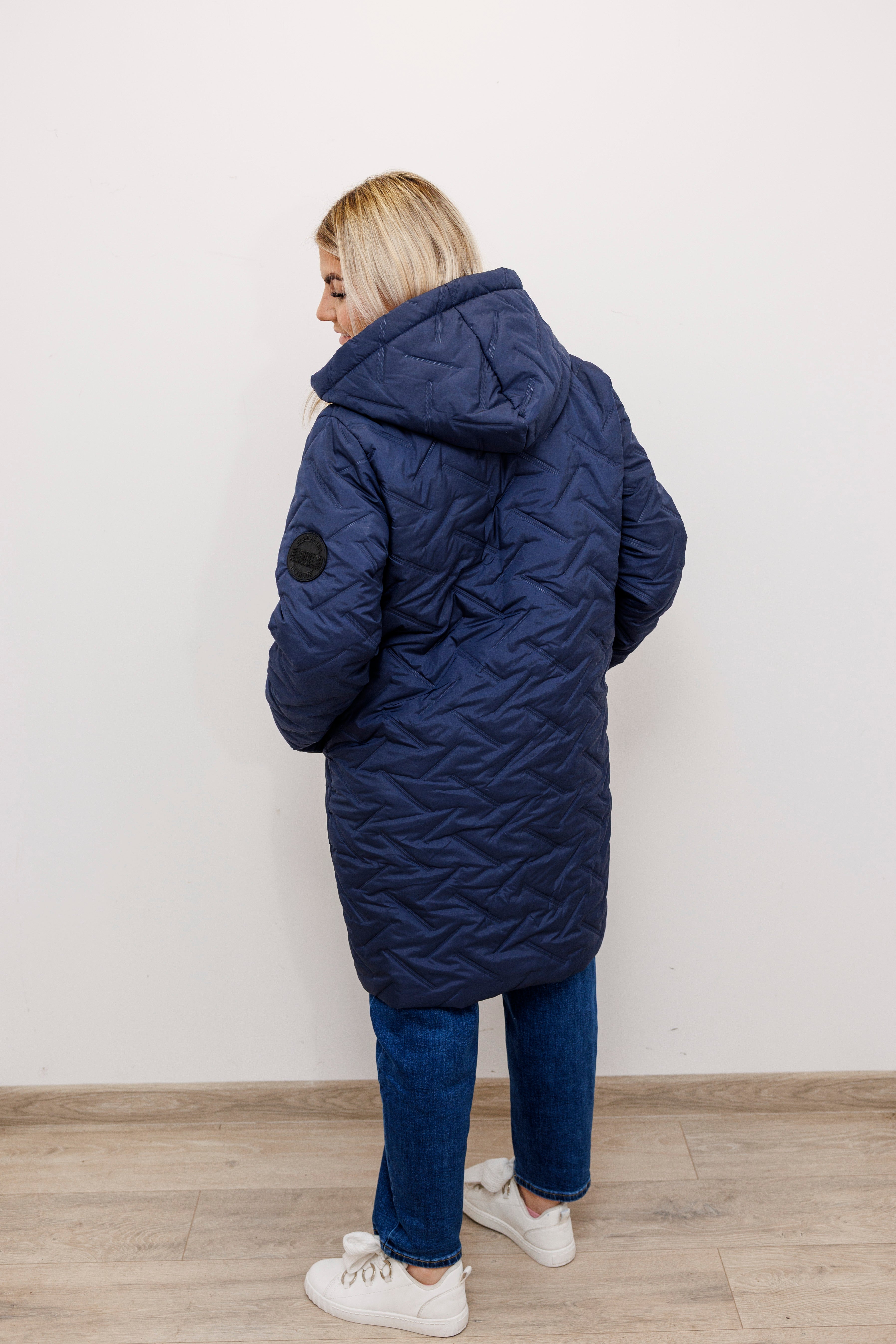 Długa zimowa kurtka z kapturem – polska produkcja Granat