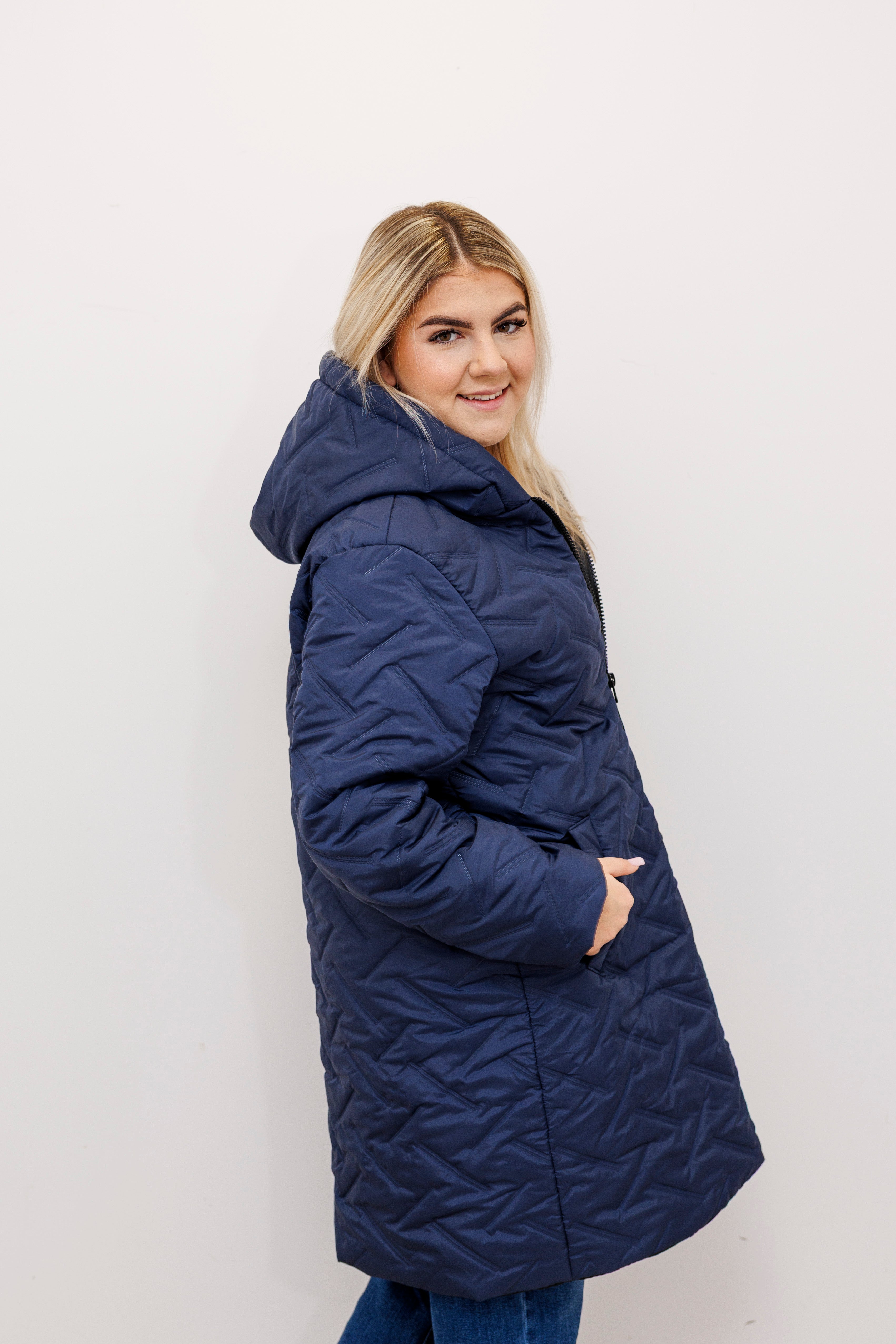 Długa zimowa kurtka z kapturem – polska produkcja Granat