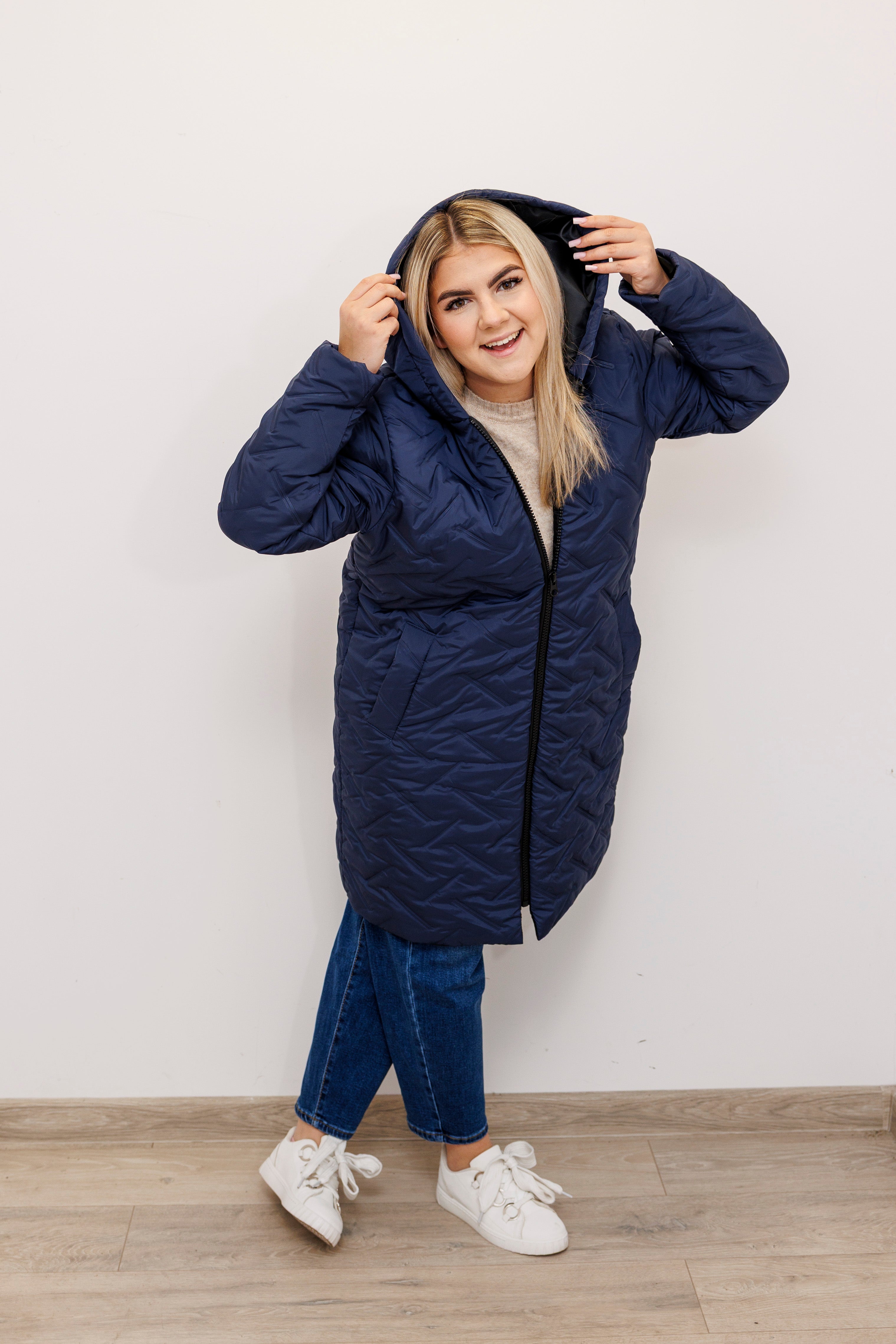 Długa zimowa kurtka z kapturem – polska produkcja Granat