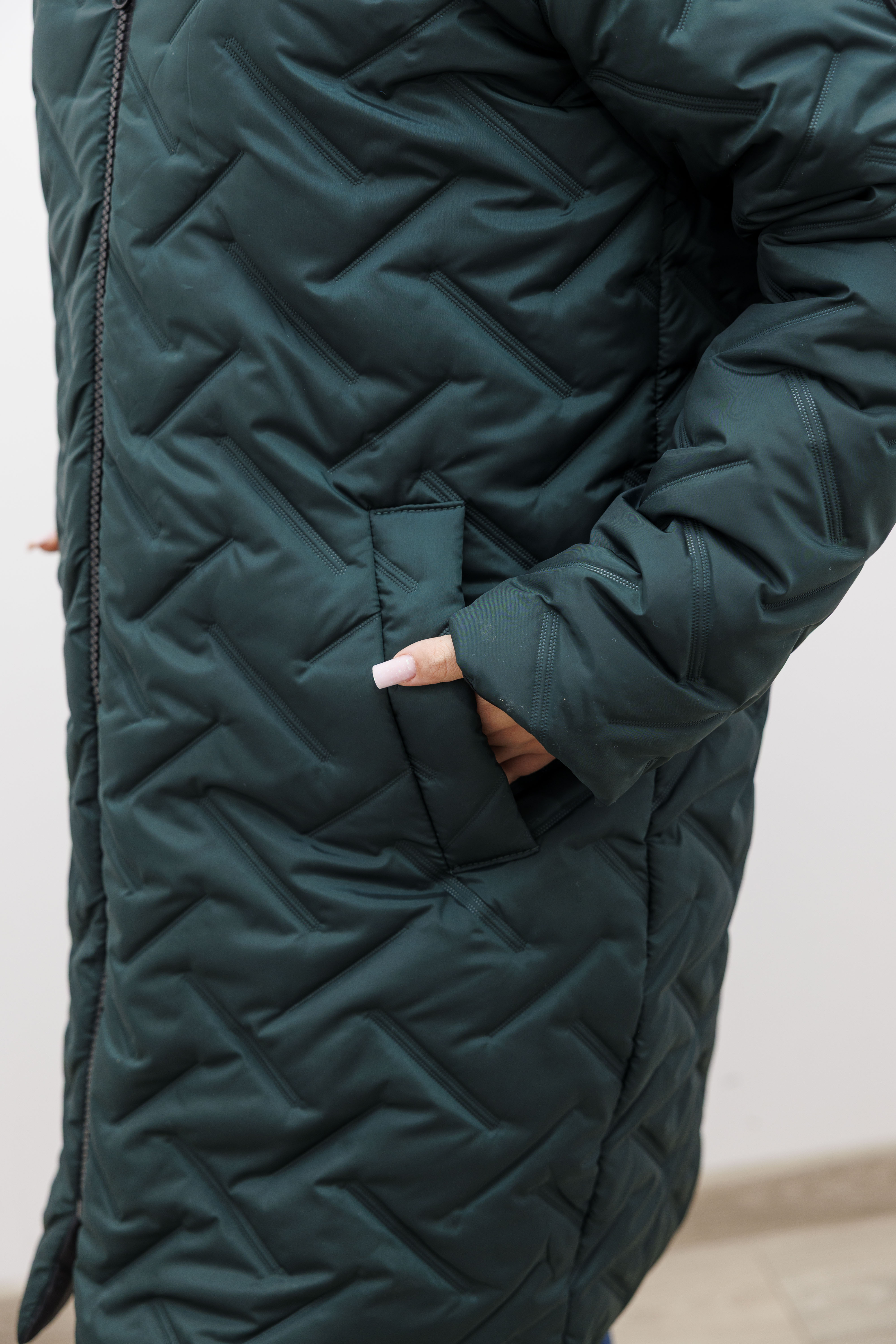 Długa zimowa kurtka z kapturem – polska produkcja Butelka