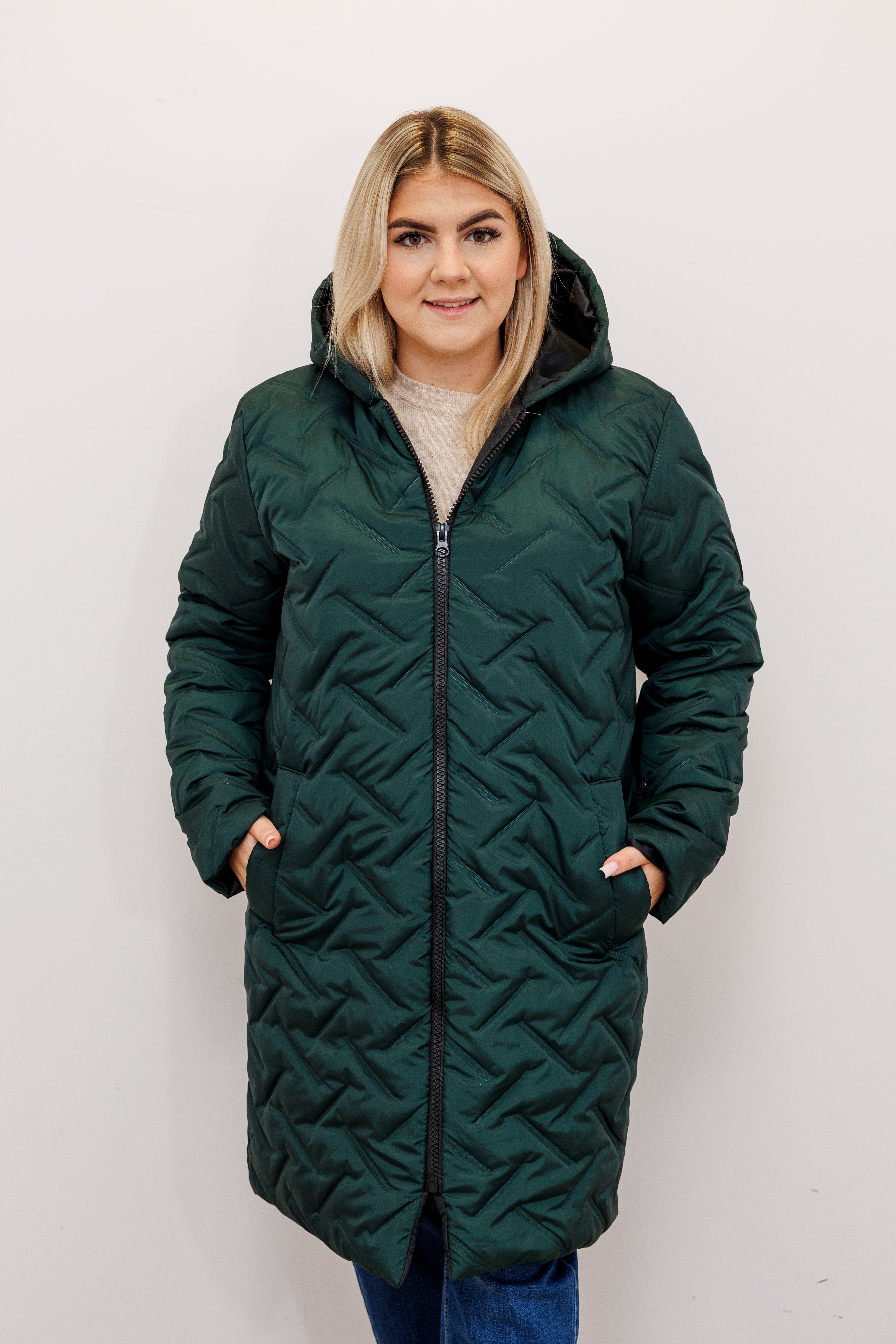 Długa zimowa kurtka z kapturem – polska produkcja Butelka