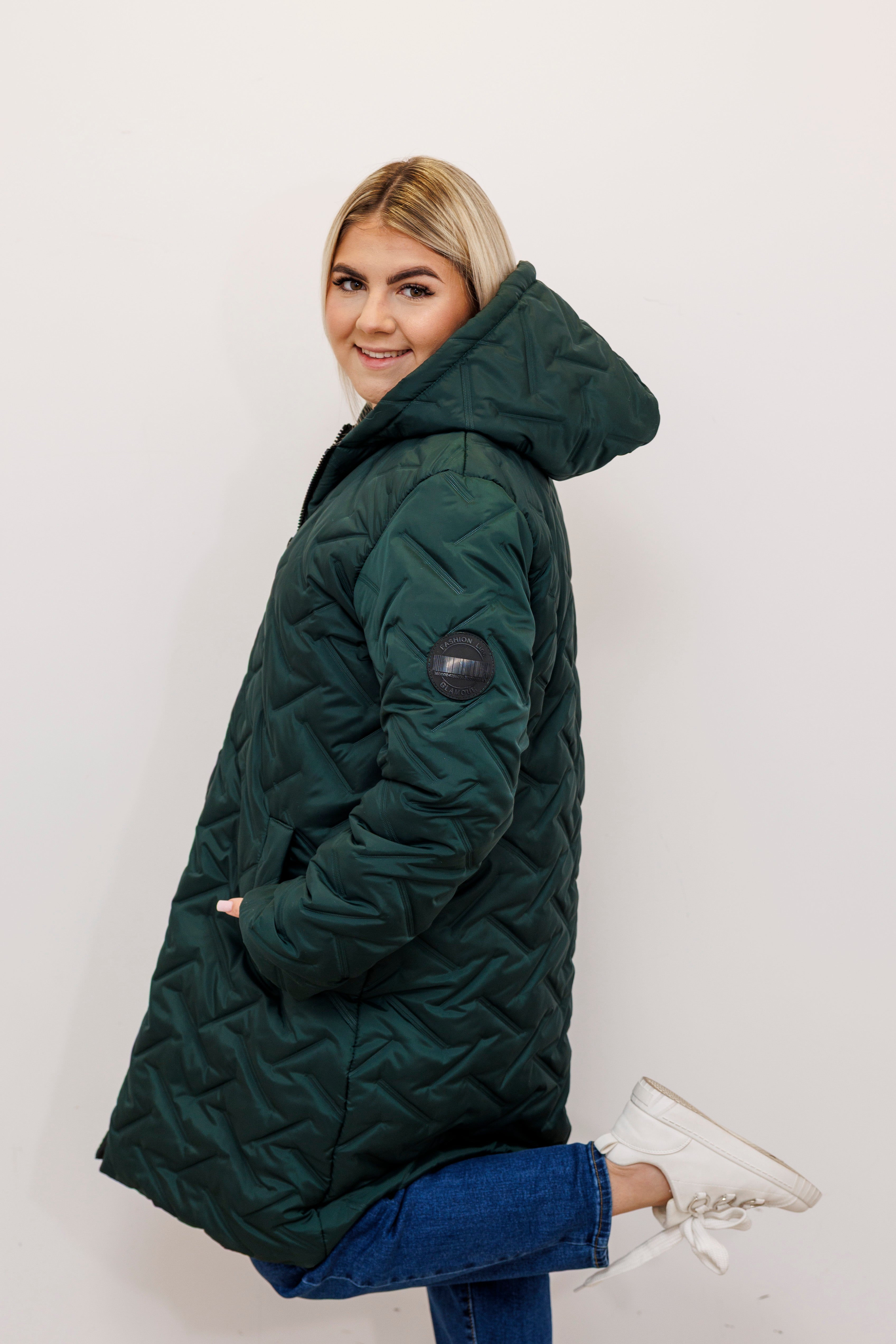 Długa zimowa kurtka z kapturem – polska produkcja Butelka