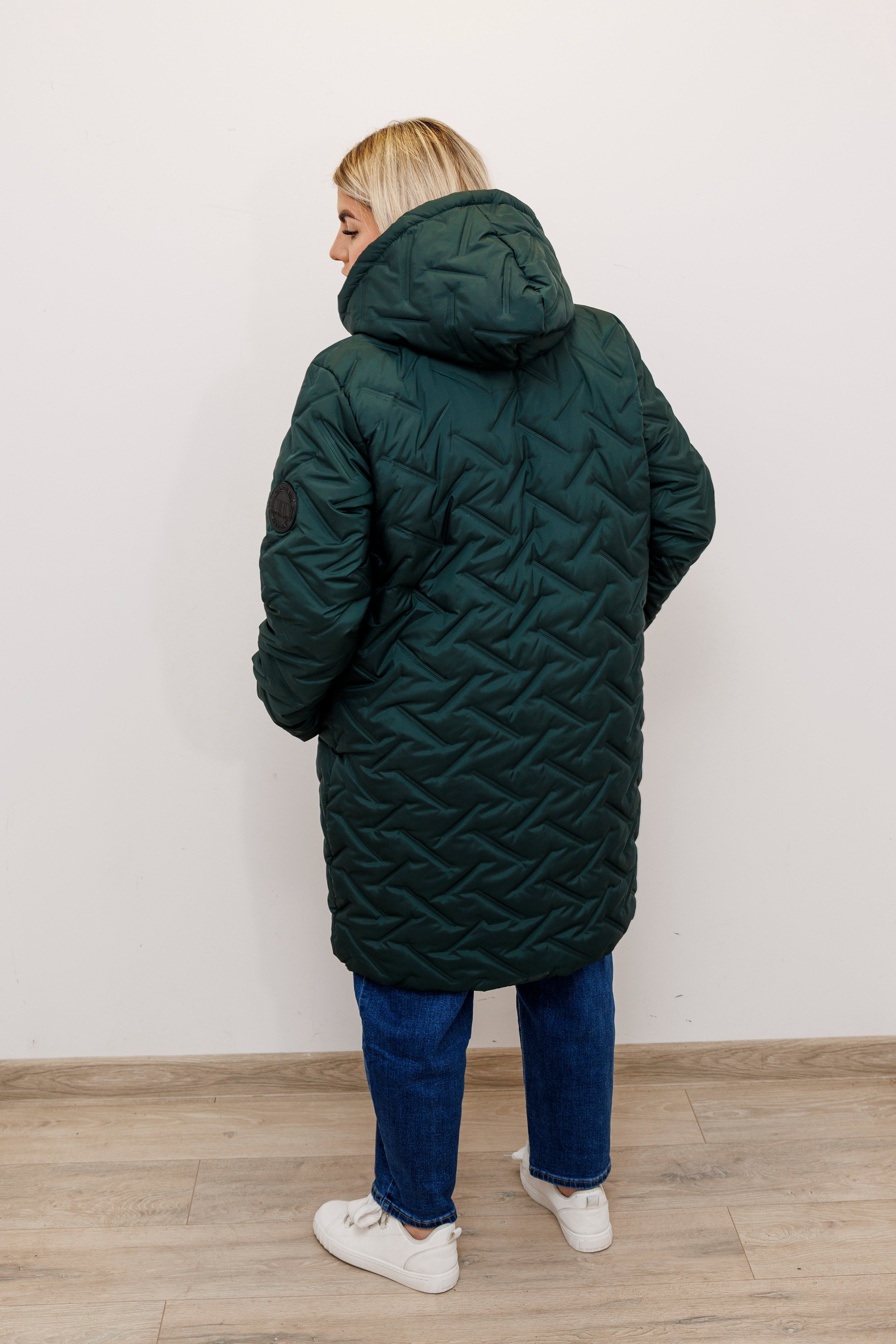 Długa zimowa kurtka z kapturem – polska produkcja Butelka