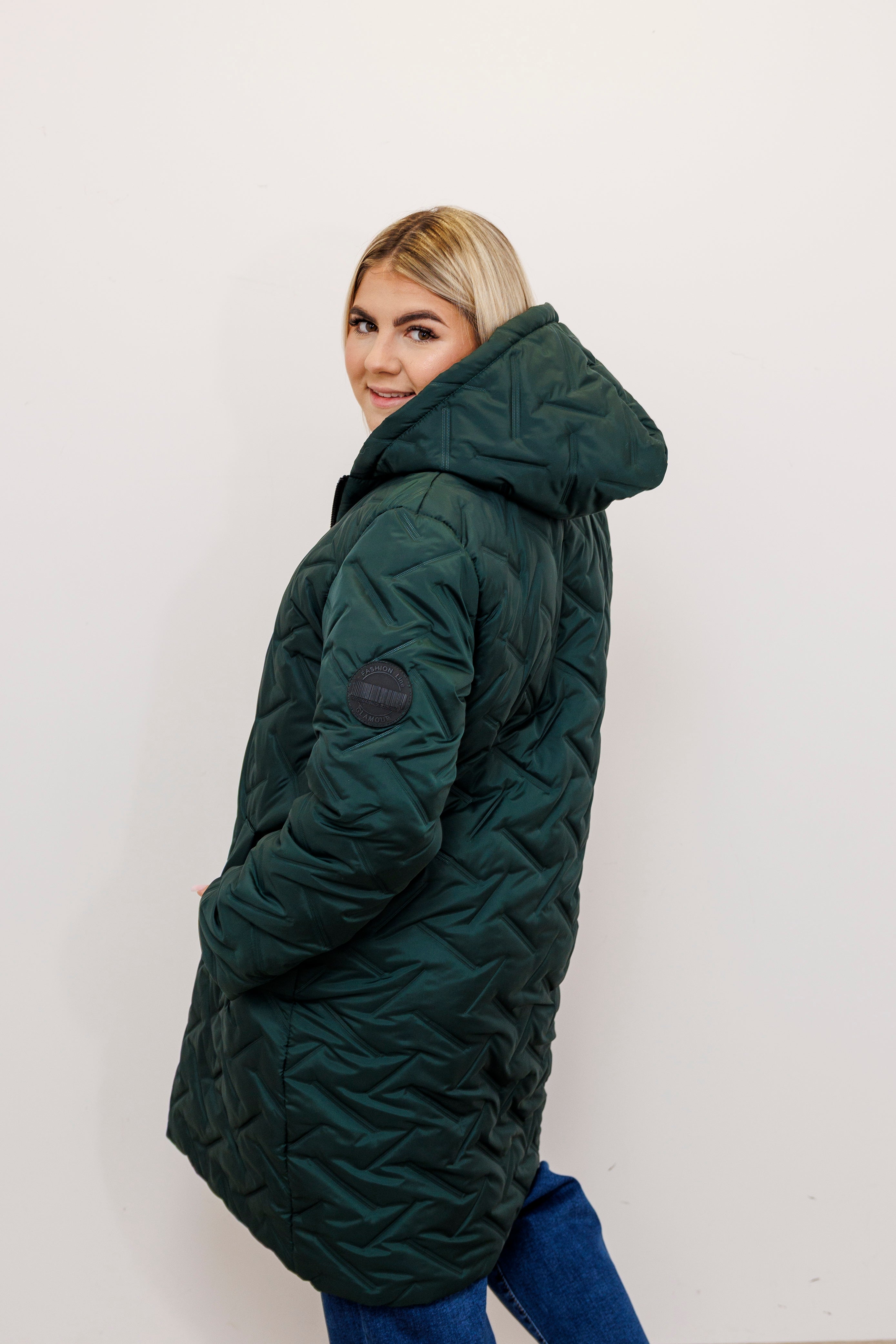Długa zimowa kurtka z kapturem – polska produkcja Butelka