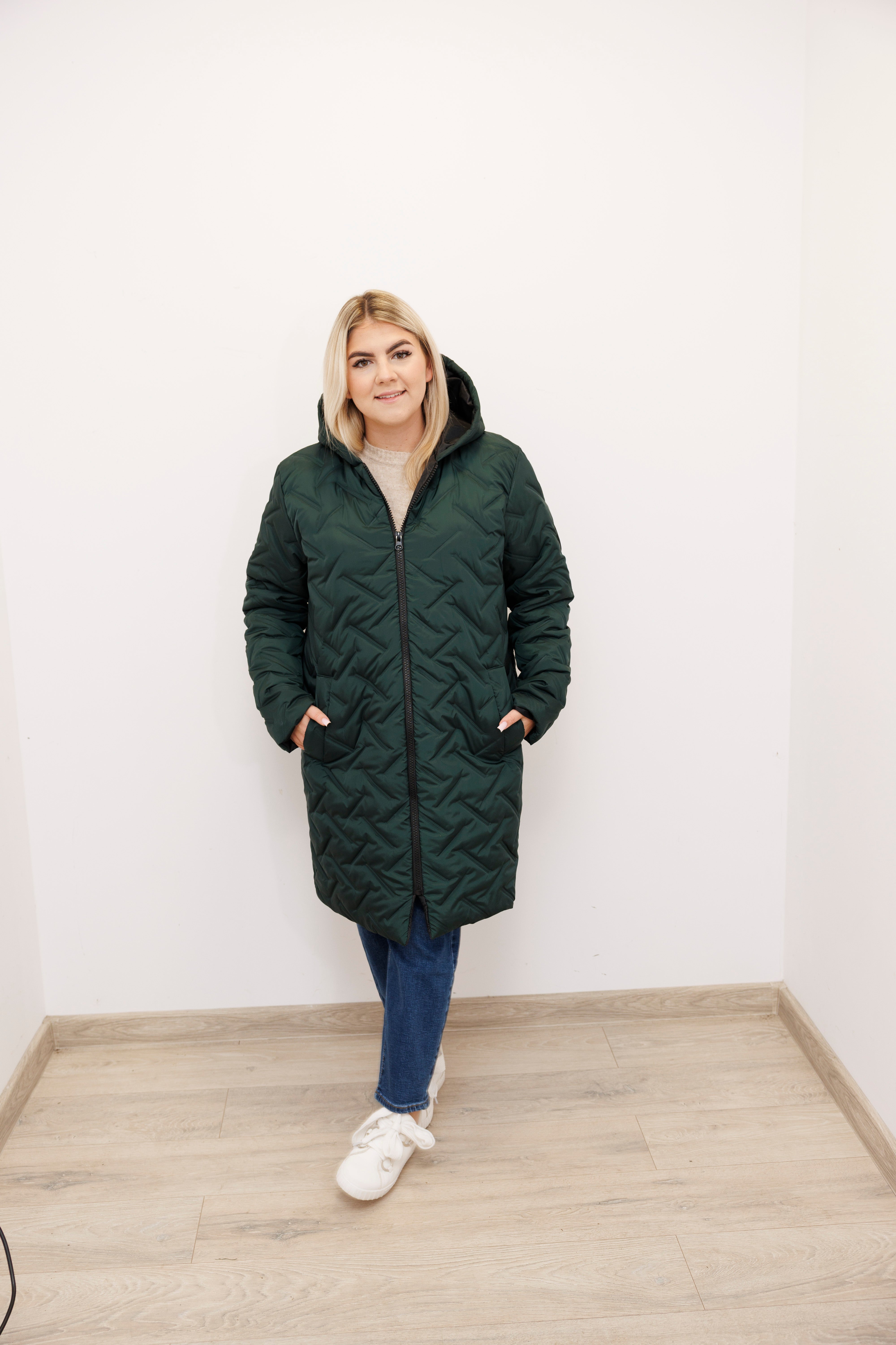 Długa zimowa kurtka z kapturem – polska produkcja Butelka