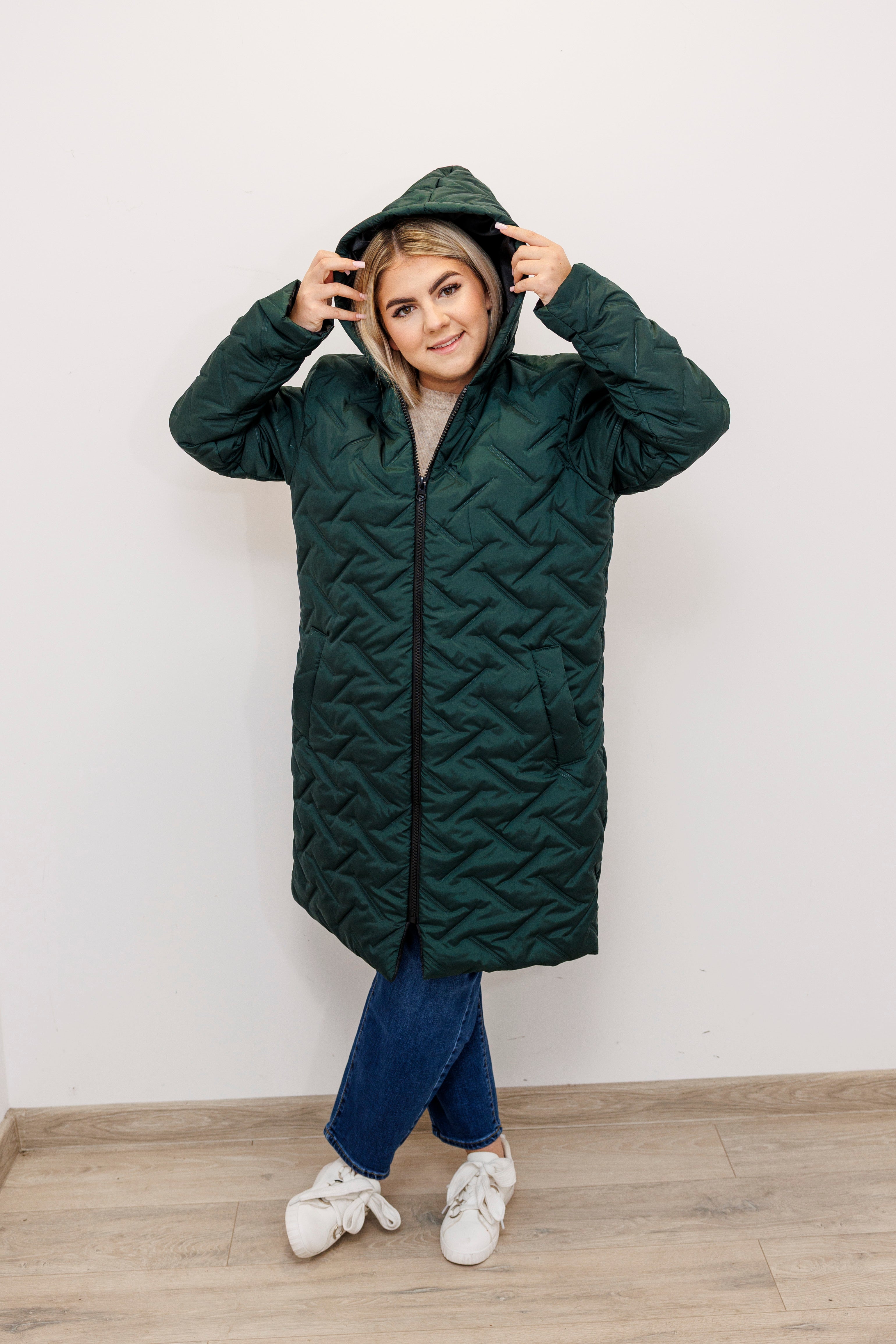 Długa zimowa kurtka z kapturem – polska produkcja Butelka