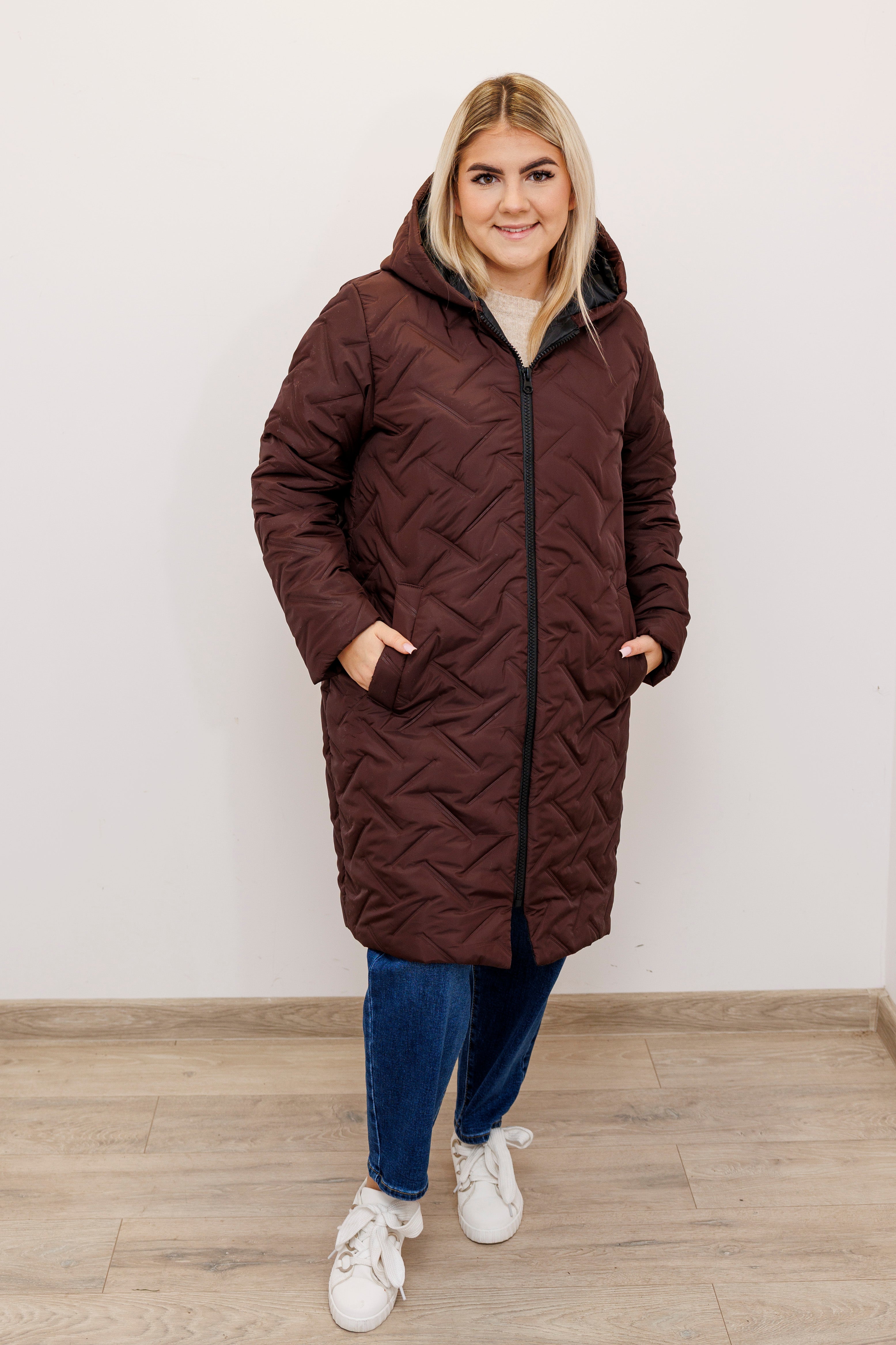 Długa zimowa kurtka z kapturem – polska produkcja Brąz