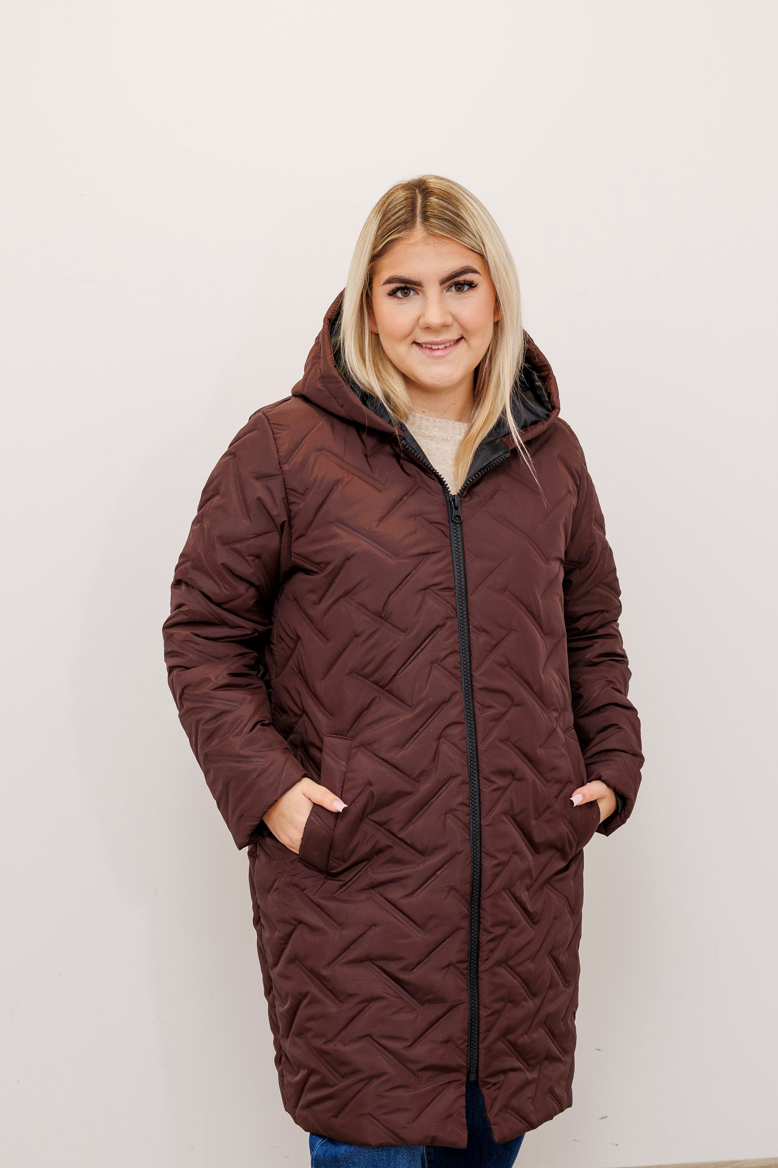 Długa zimowa kurtka z kapturem – polska produkcja Brąz
