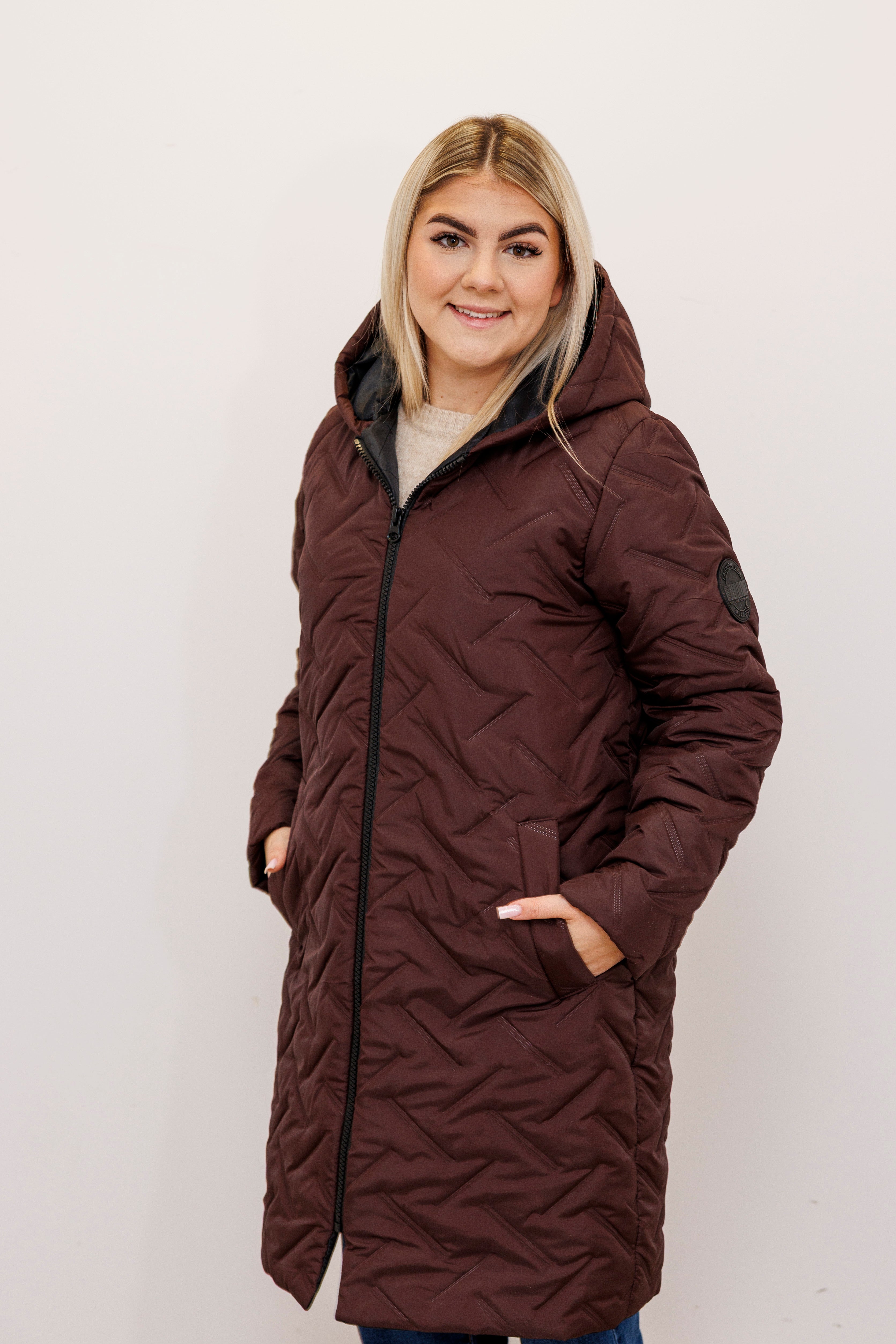 Długa zimowa kurtka z kapturem – polska produkcja Brąz