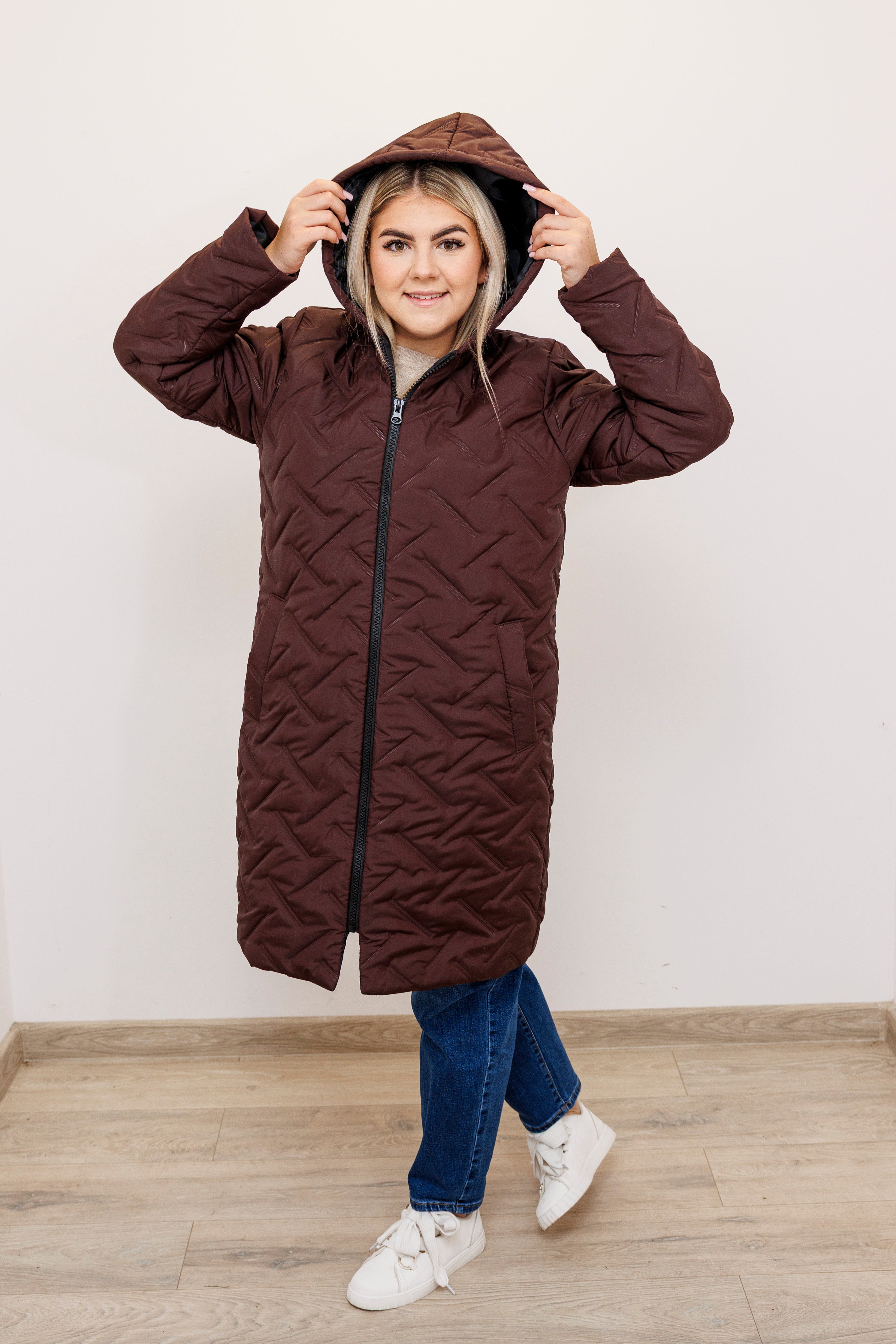 Długa zimowa kurtka z kapturem – polska produkcja Brąz