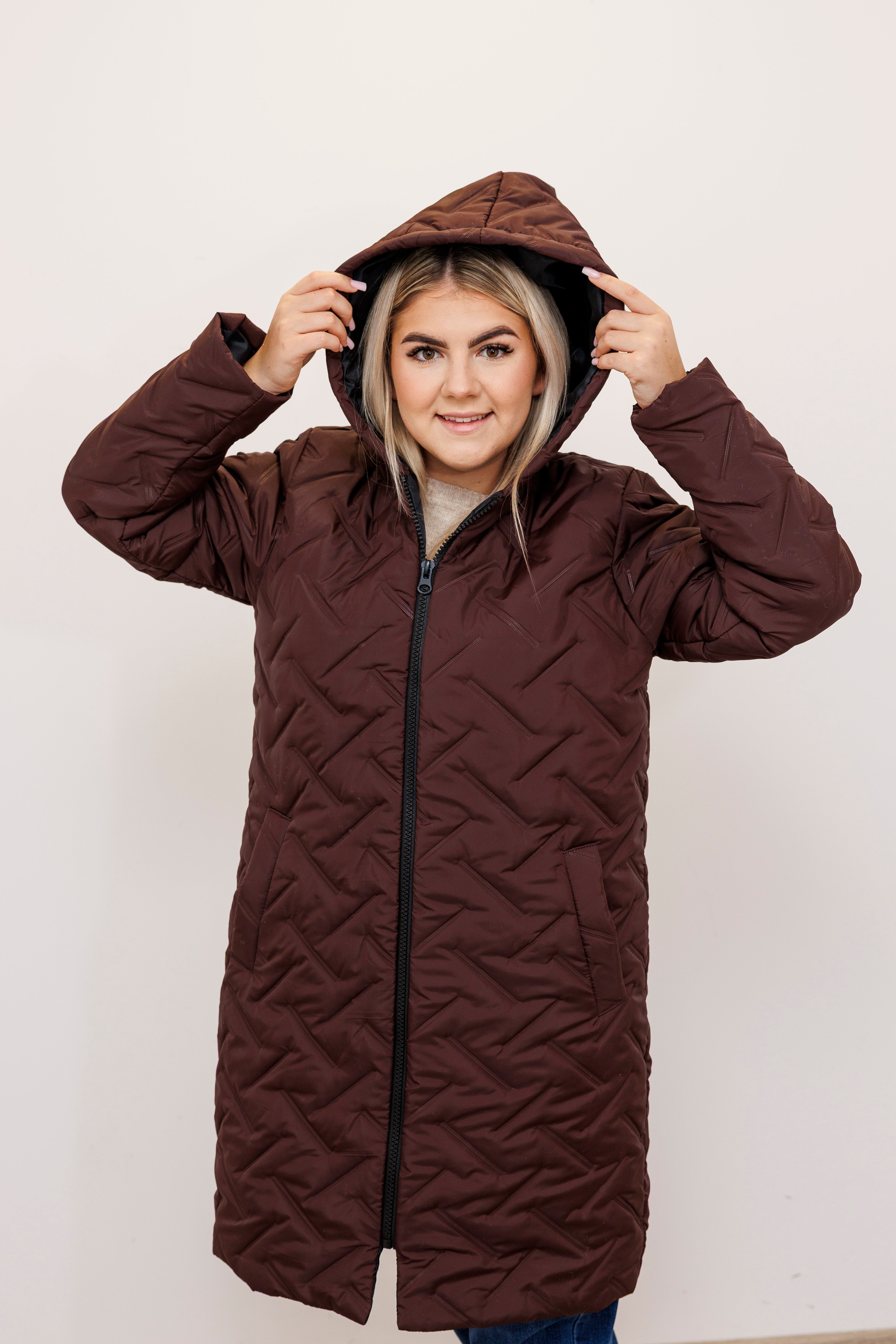 Długa zimowa kurtka z kapturem – polska produkcja Brąz