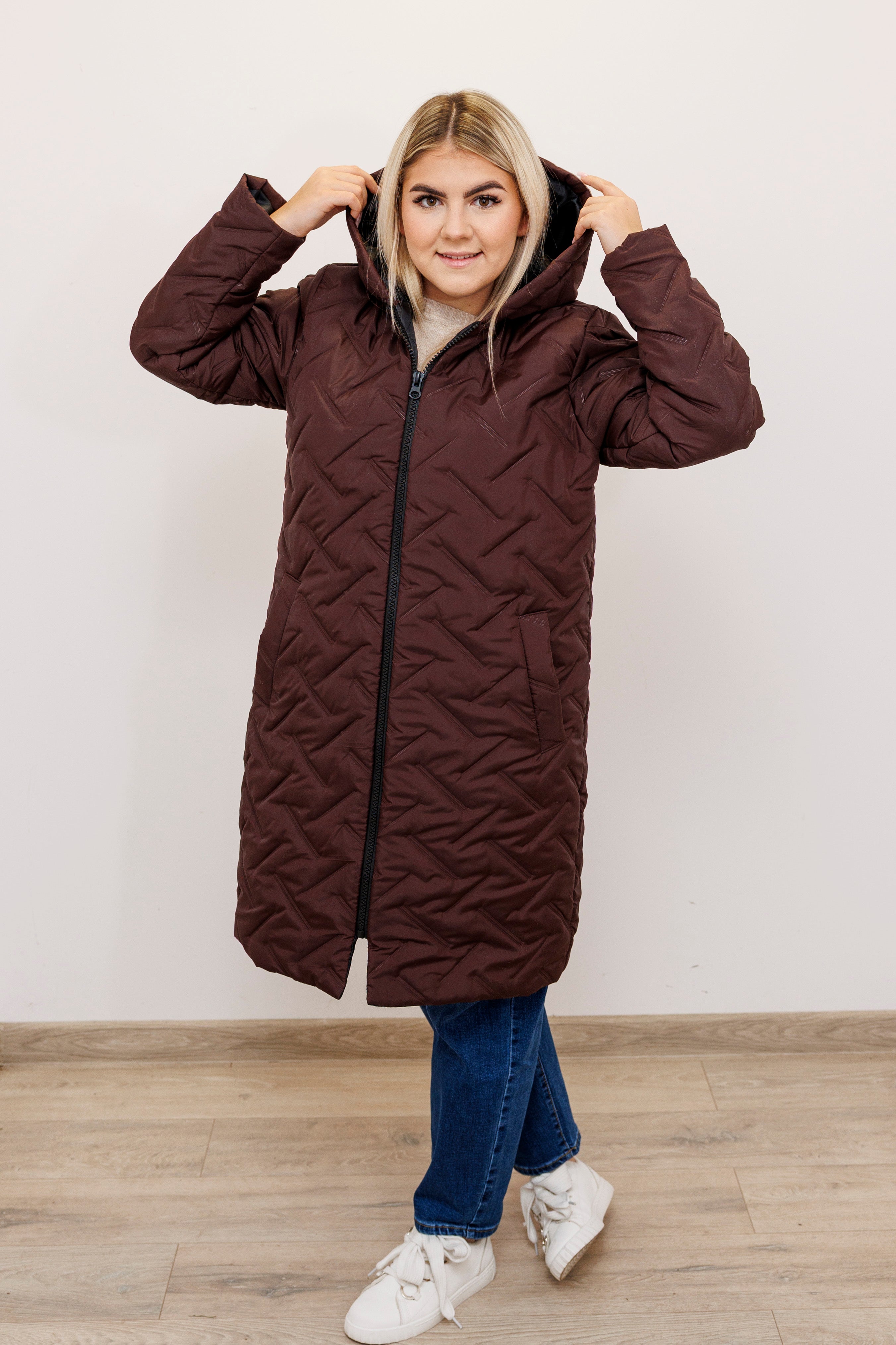 Długa zimowa kurtka z kapturem – polska produkcja Brąz