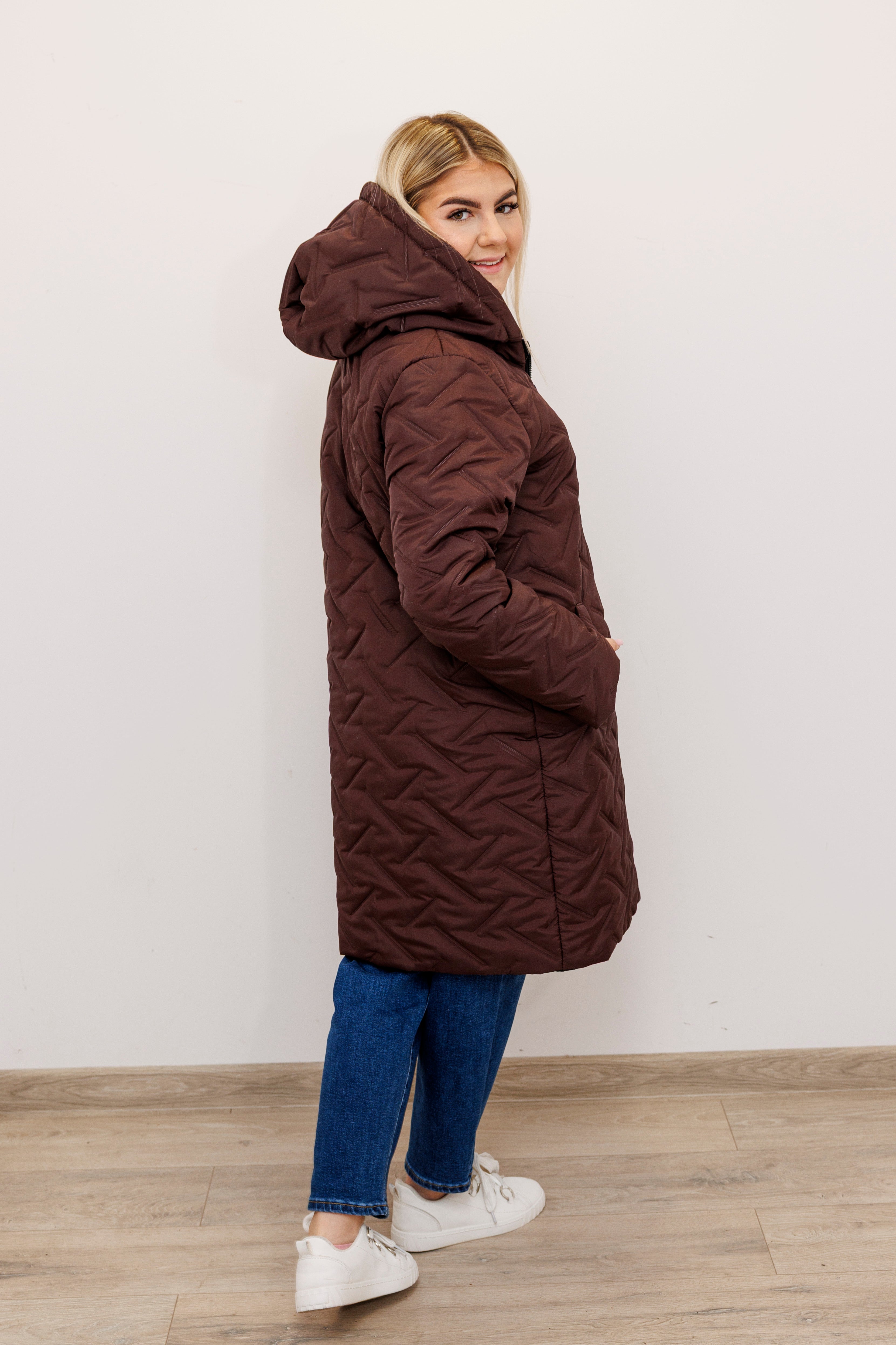 Długa zimowa kurtka z kapturem – polska produkcja Brąz