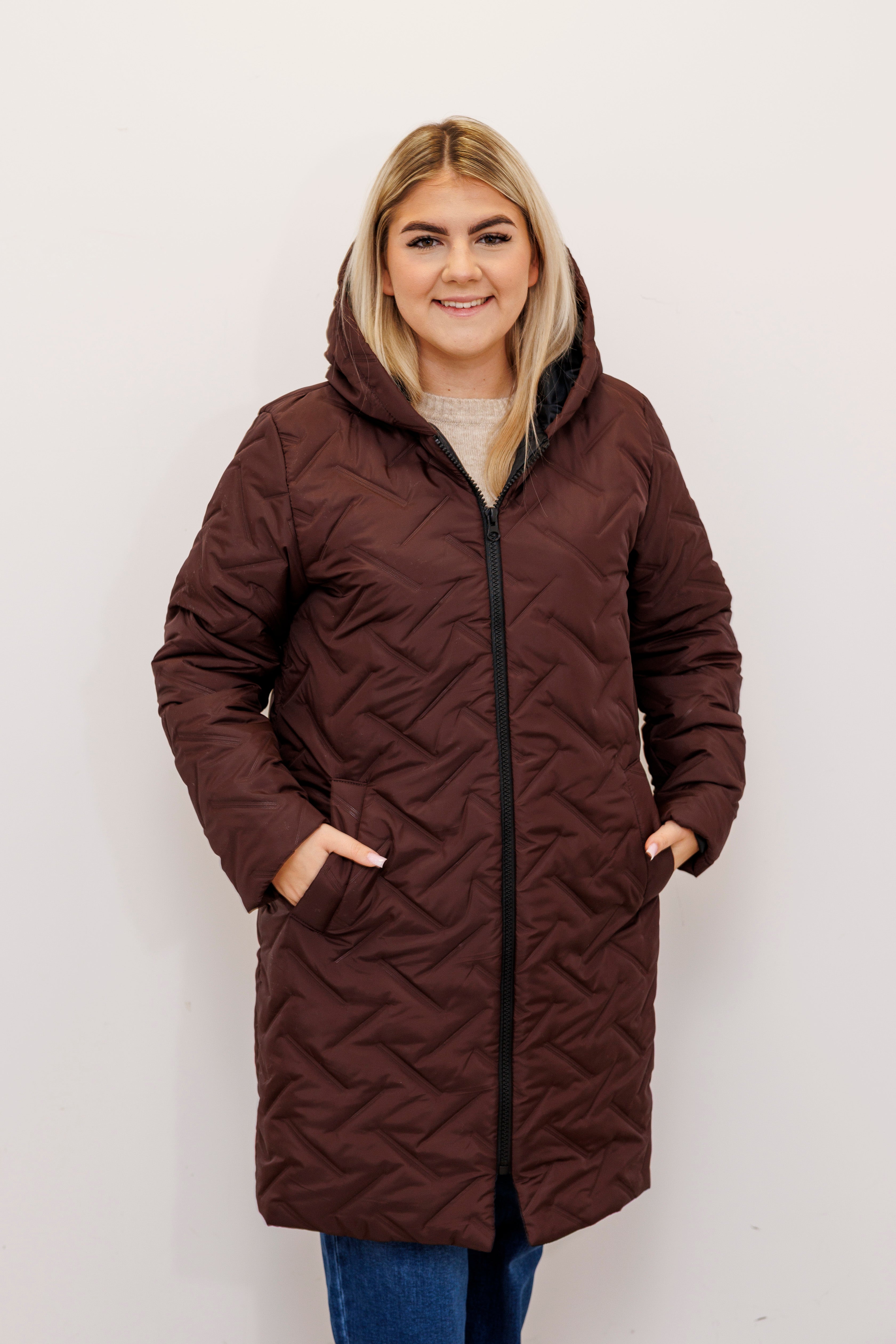 Długa zimowa kurtka z kapturem – polska produkcja Brąz