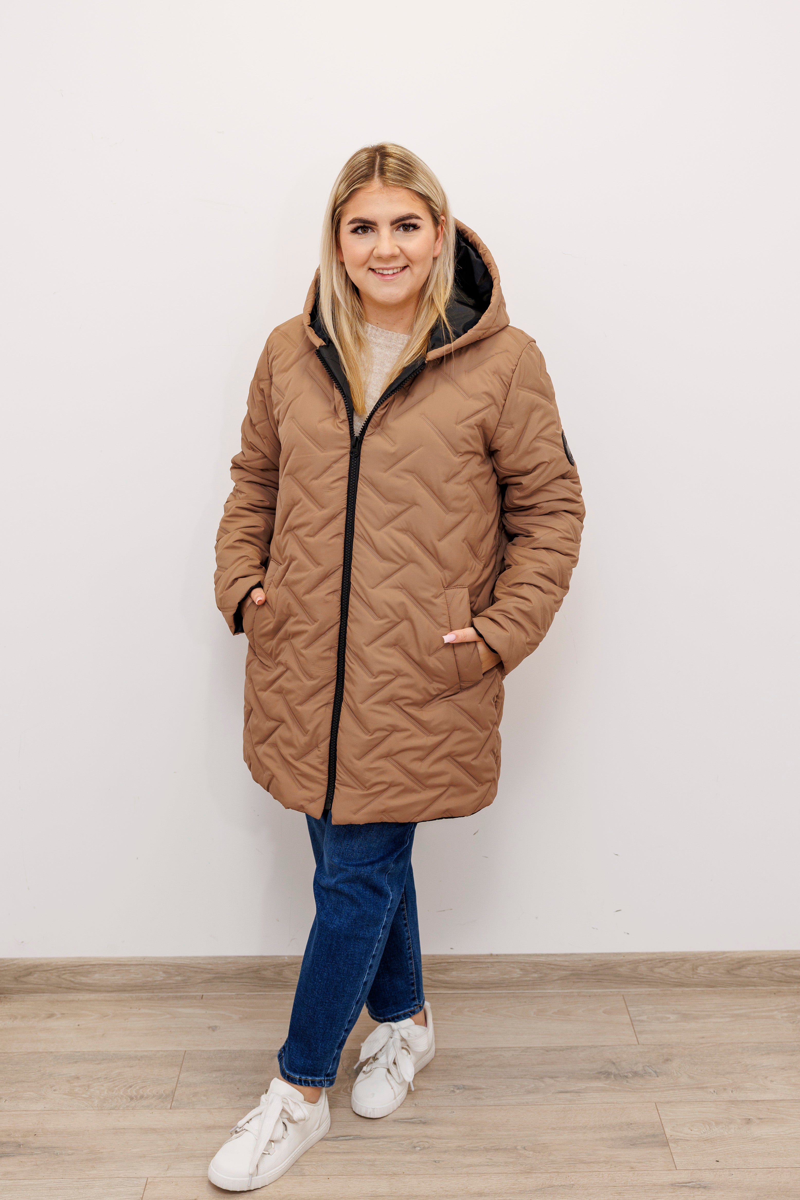 Długa zimowa kurtka z kapturem – polska produkcja Beż