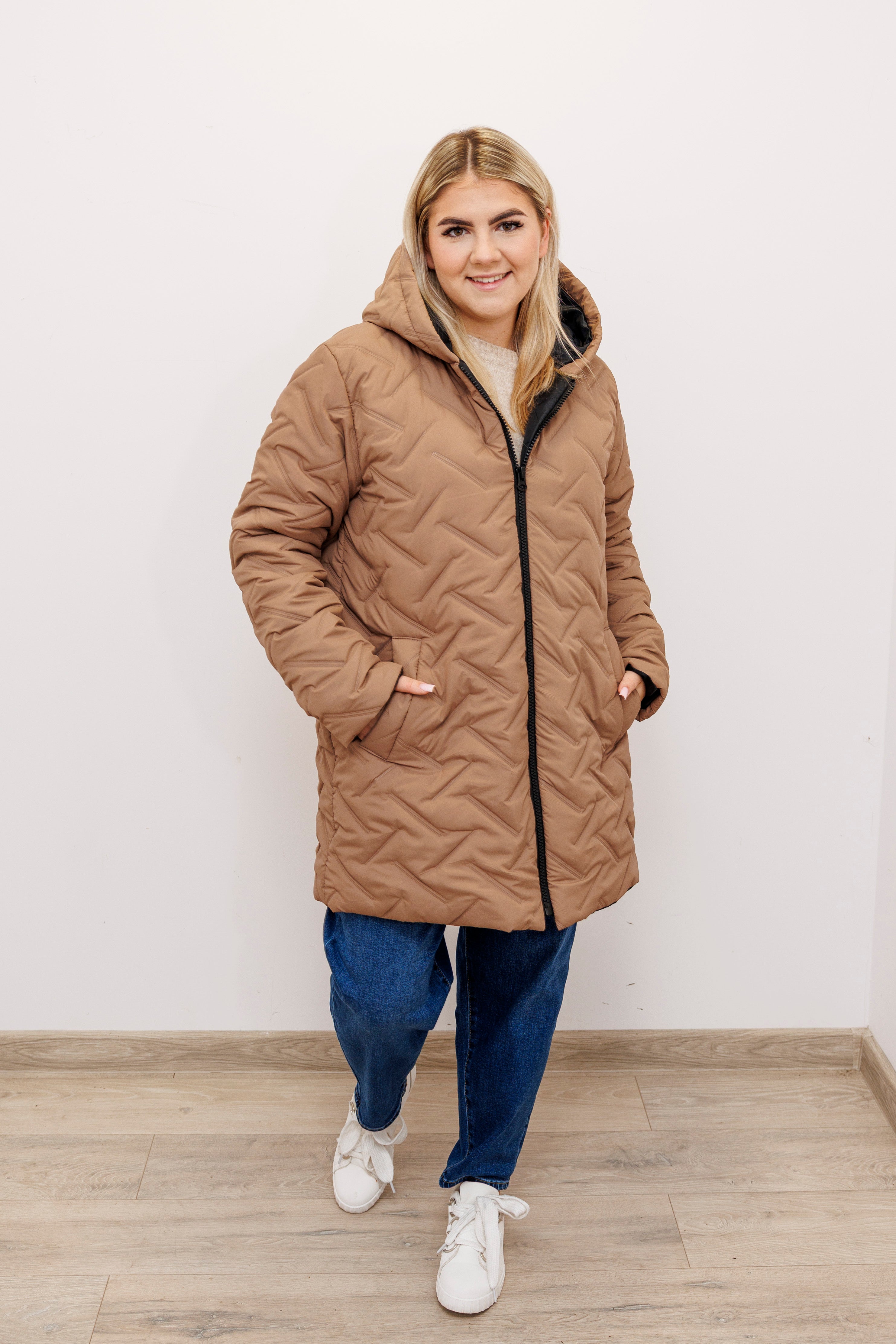 Długa zimowa kurtka z kapturem – polska produkcja Beż