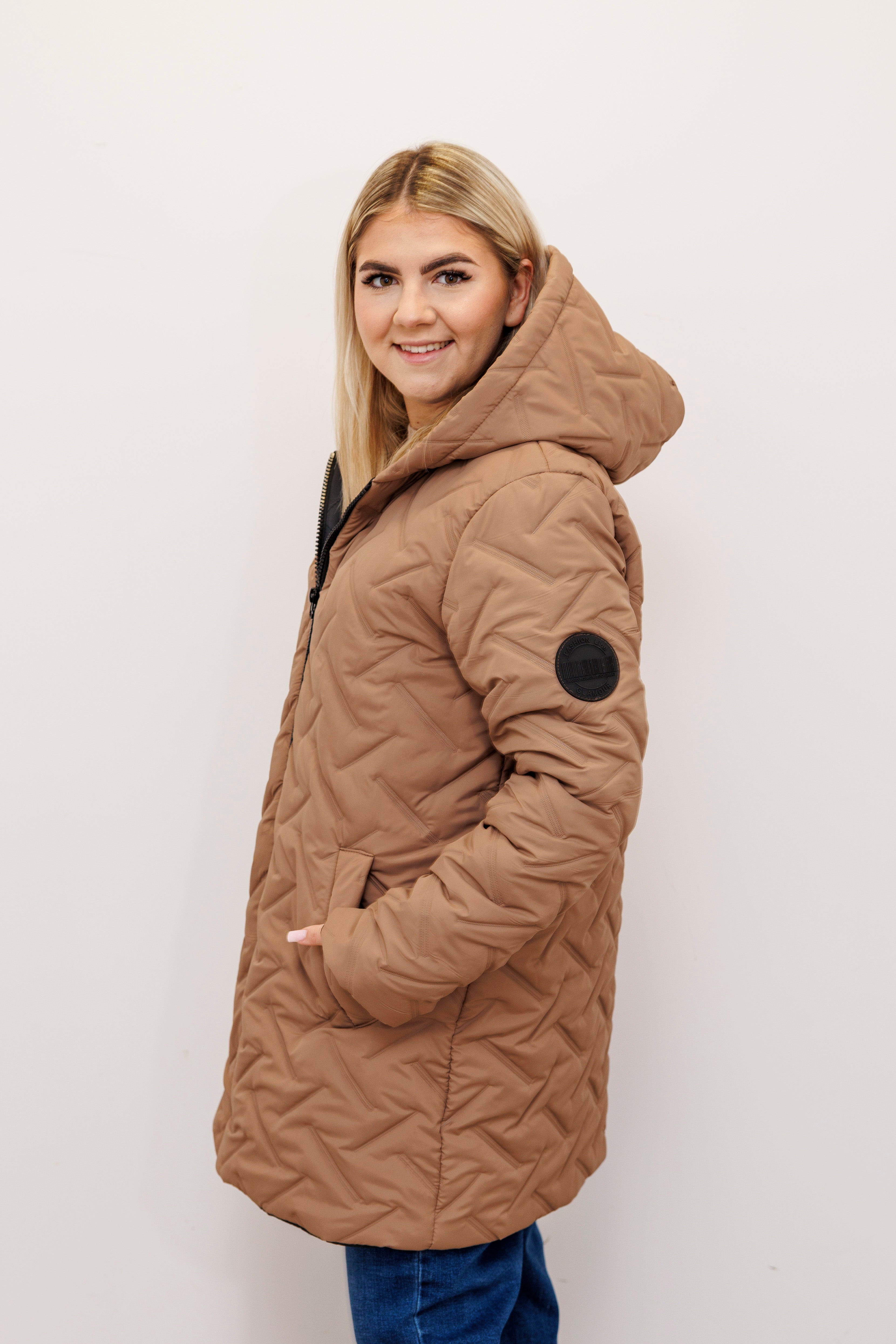 Długa zimowa kurtka z kapturem – polska produkcja Beż