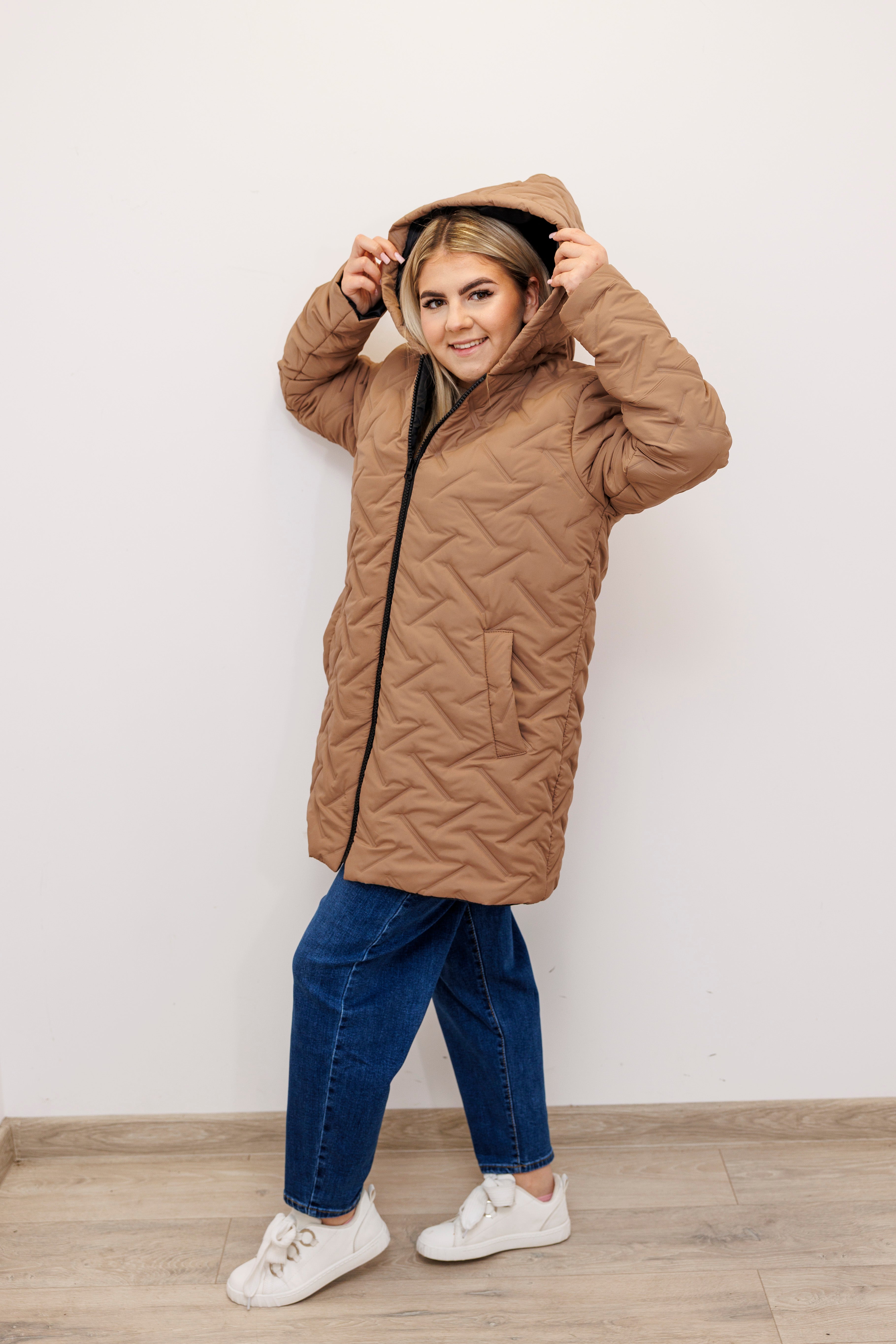 Długa zimowa kurtka z kapturem – polska produkcja Beż