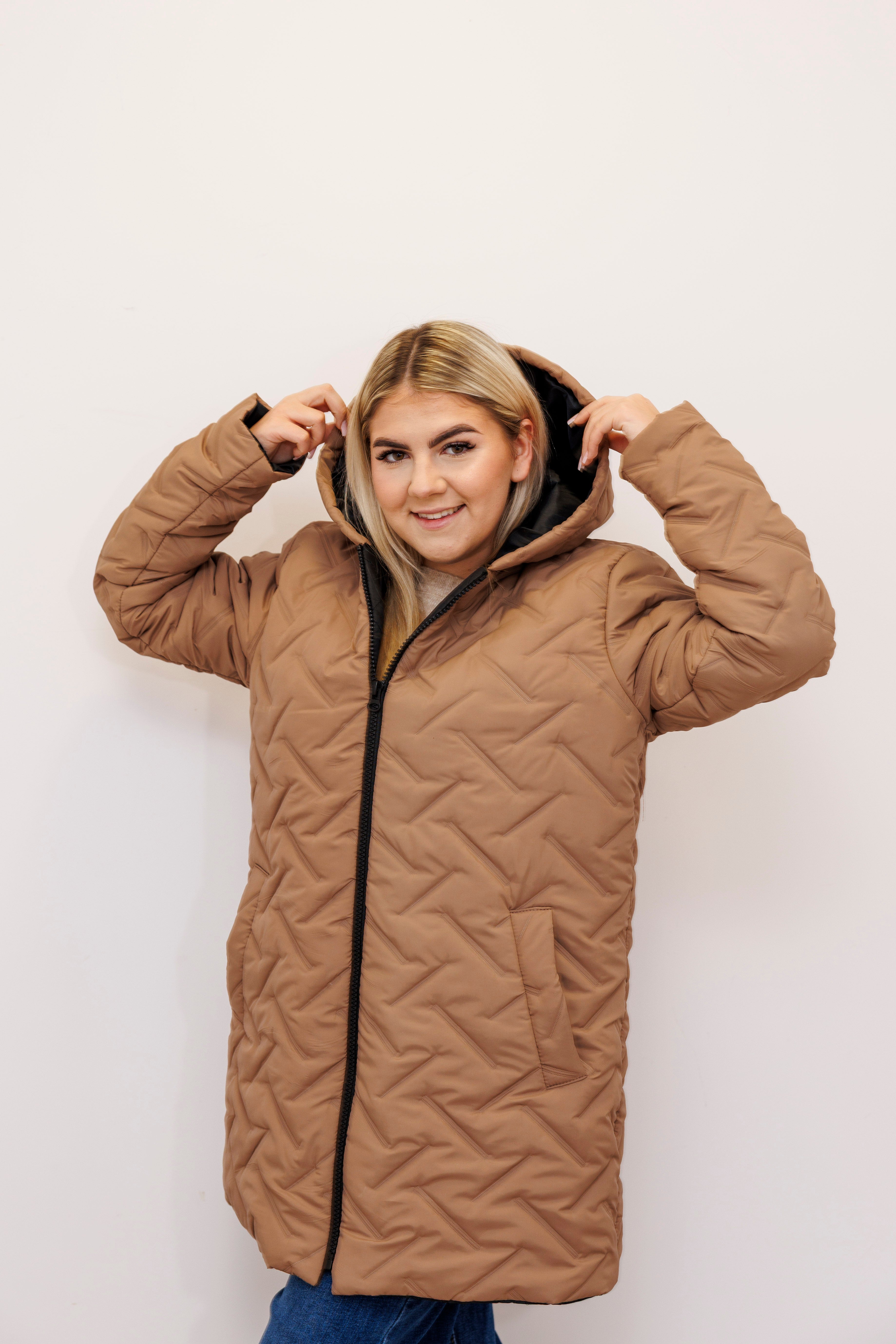 Długa zimowa kurtka z kapturem – polska produkcja Beż