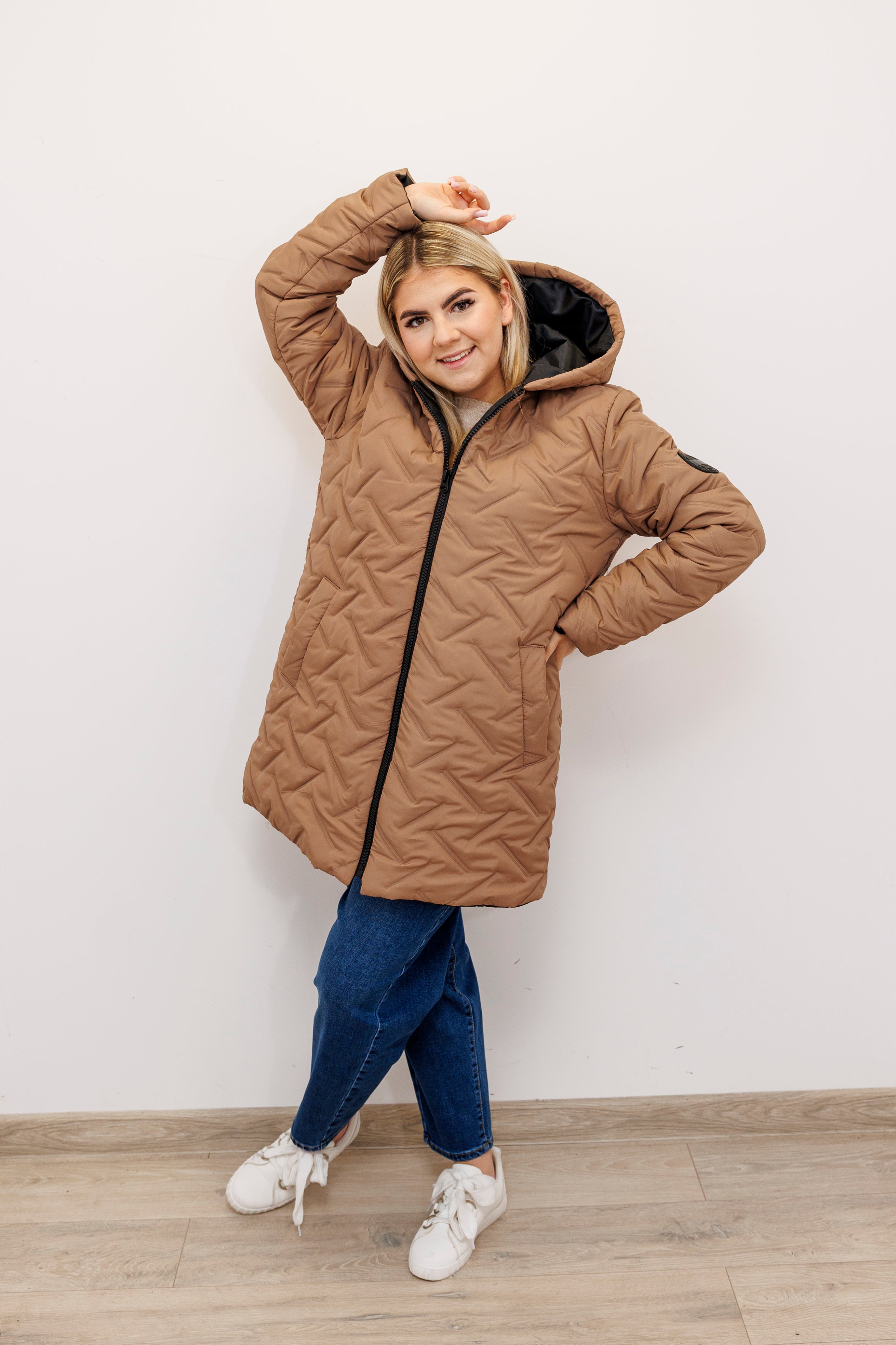 Długa zimowa kurtka z kapturem – polska produkcja Beż