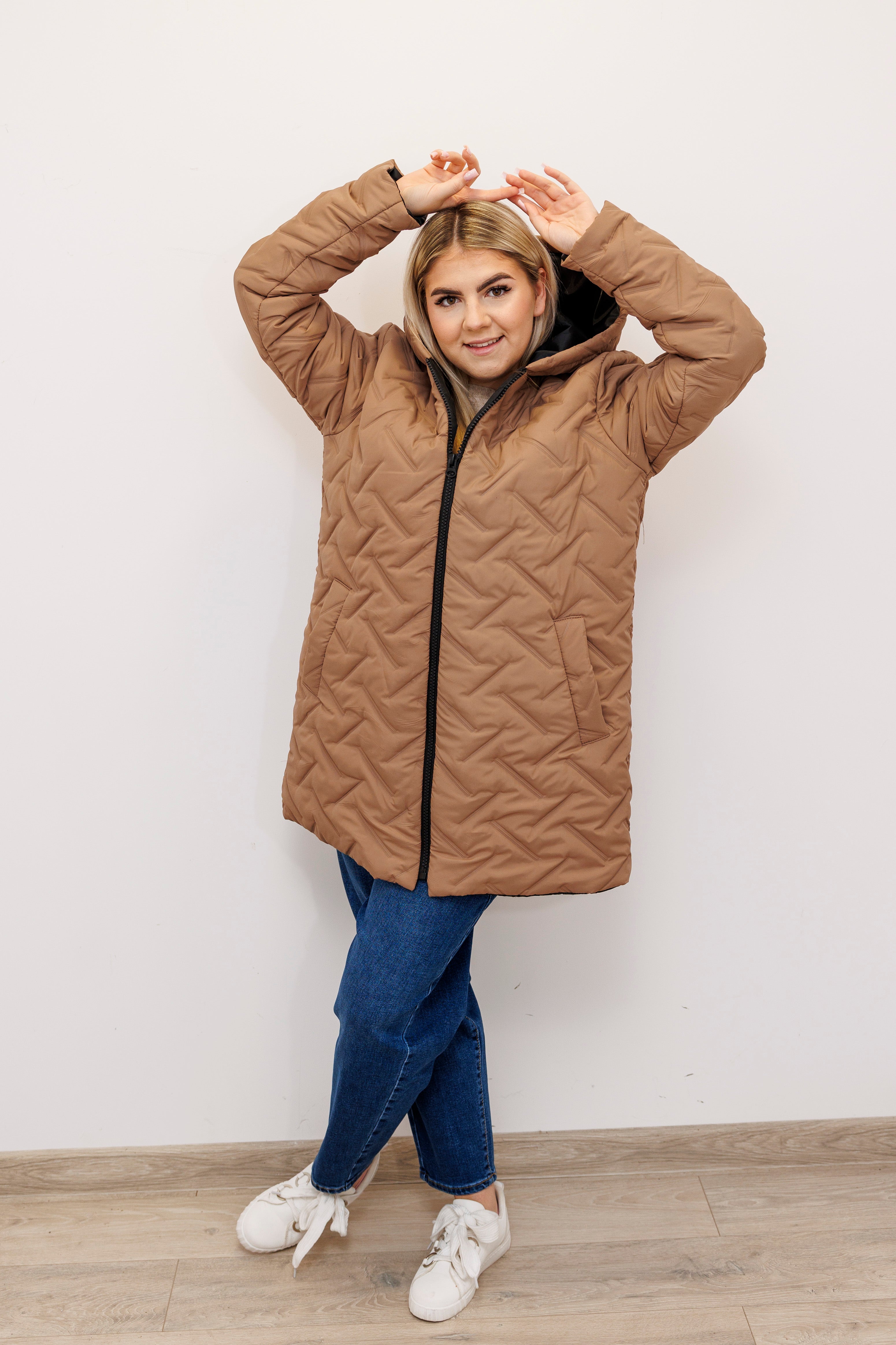 Długa zimowa kurtka z kapturem – polska produkcja Beż