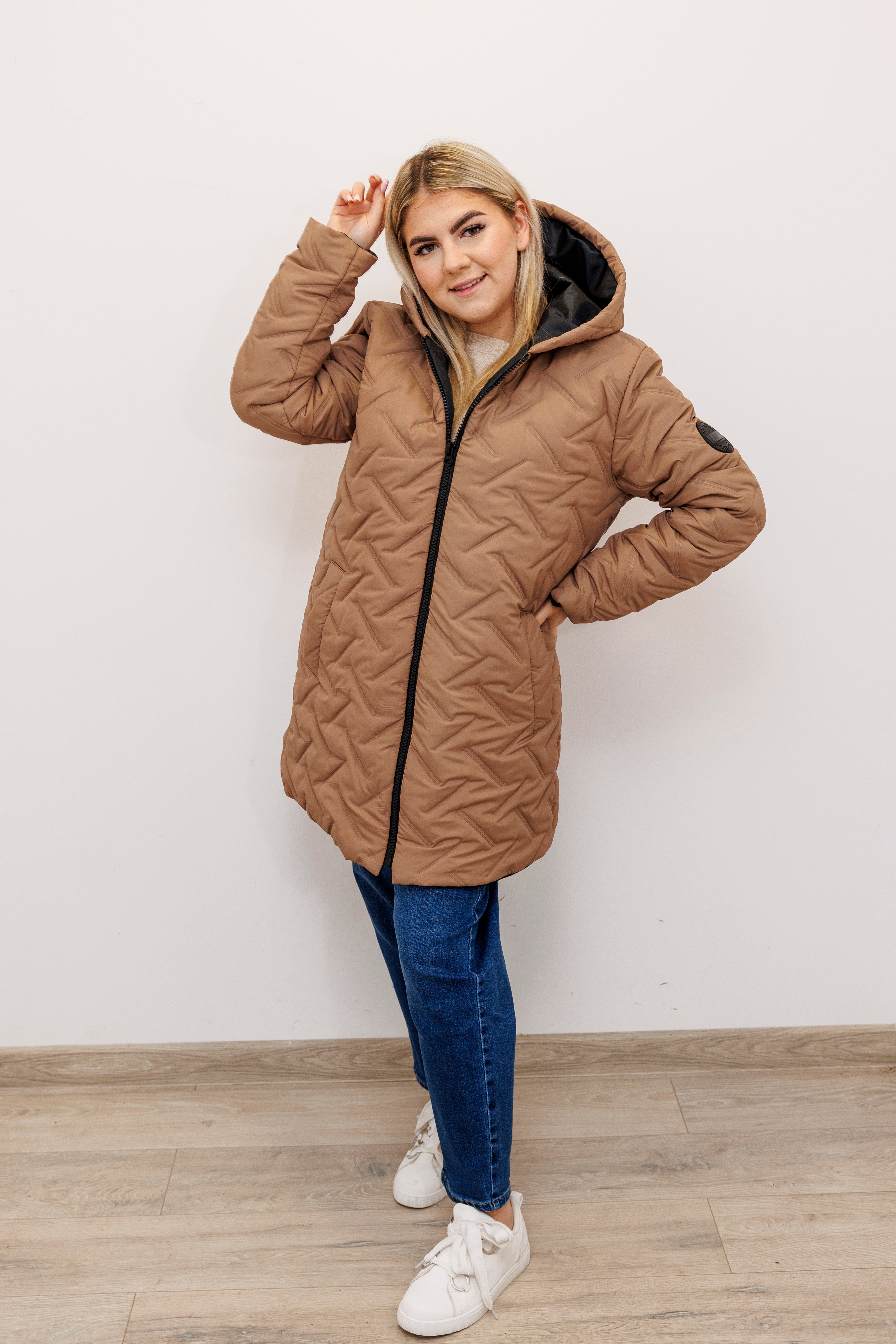 Długa zimowa kurtka z kapturem – polska produkcja Beż