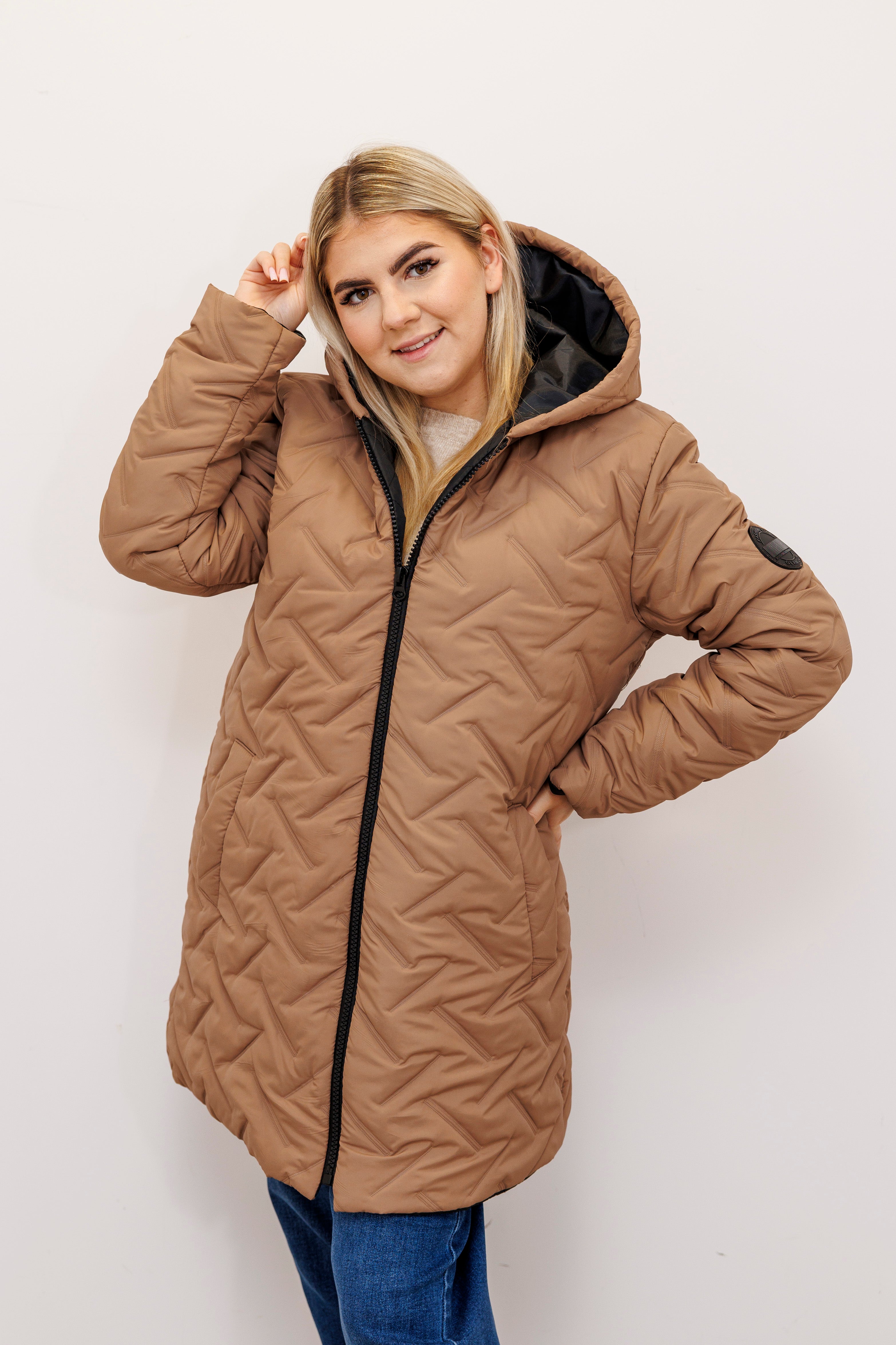 Długa zimowa kurtka z kapturem – polska produkcja Beż