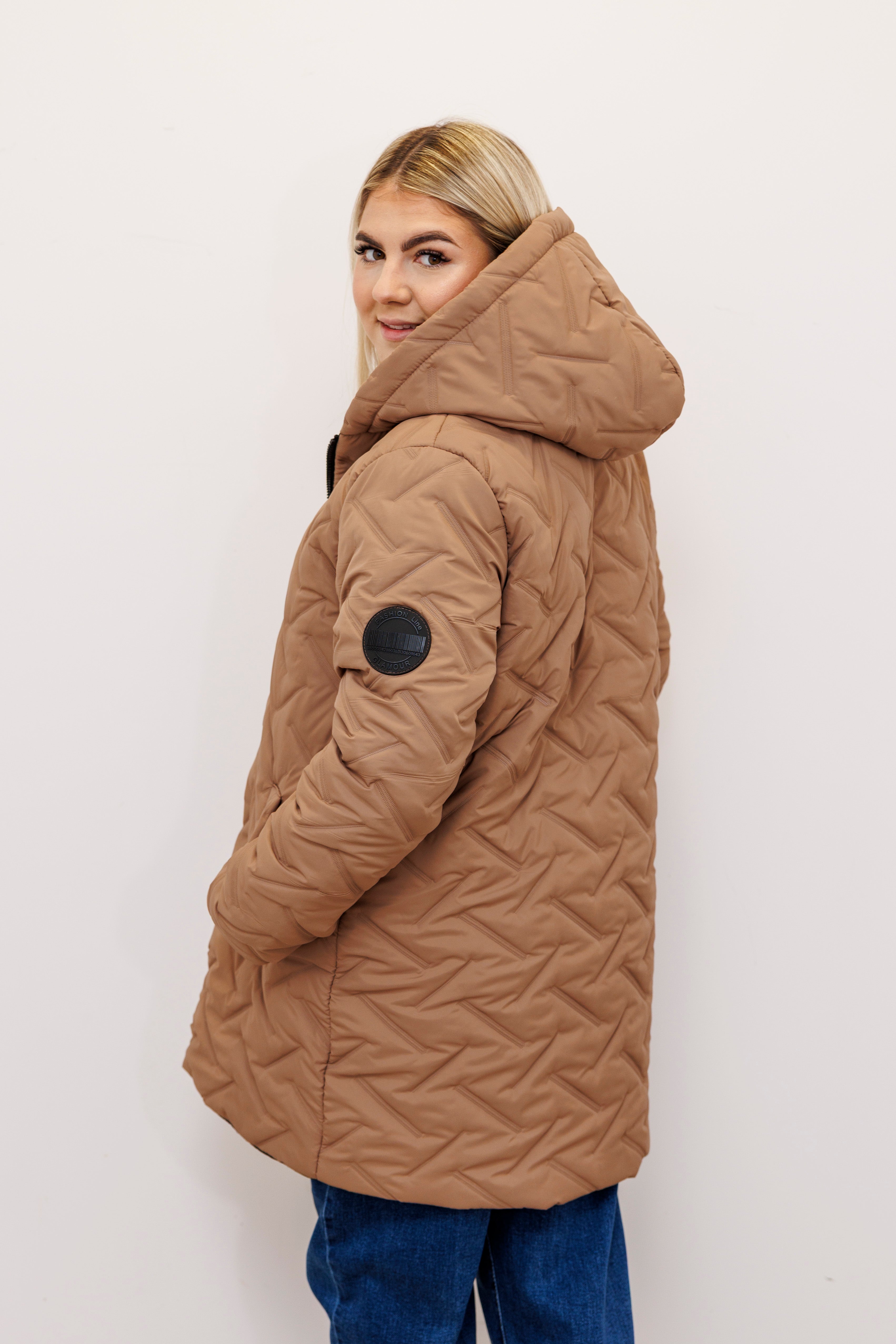 Długa zimowa kurtka z kapturem – polska produkcja Beż