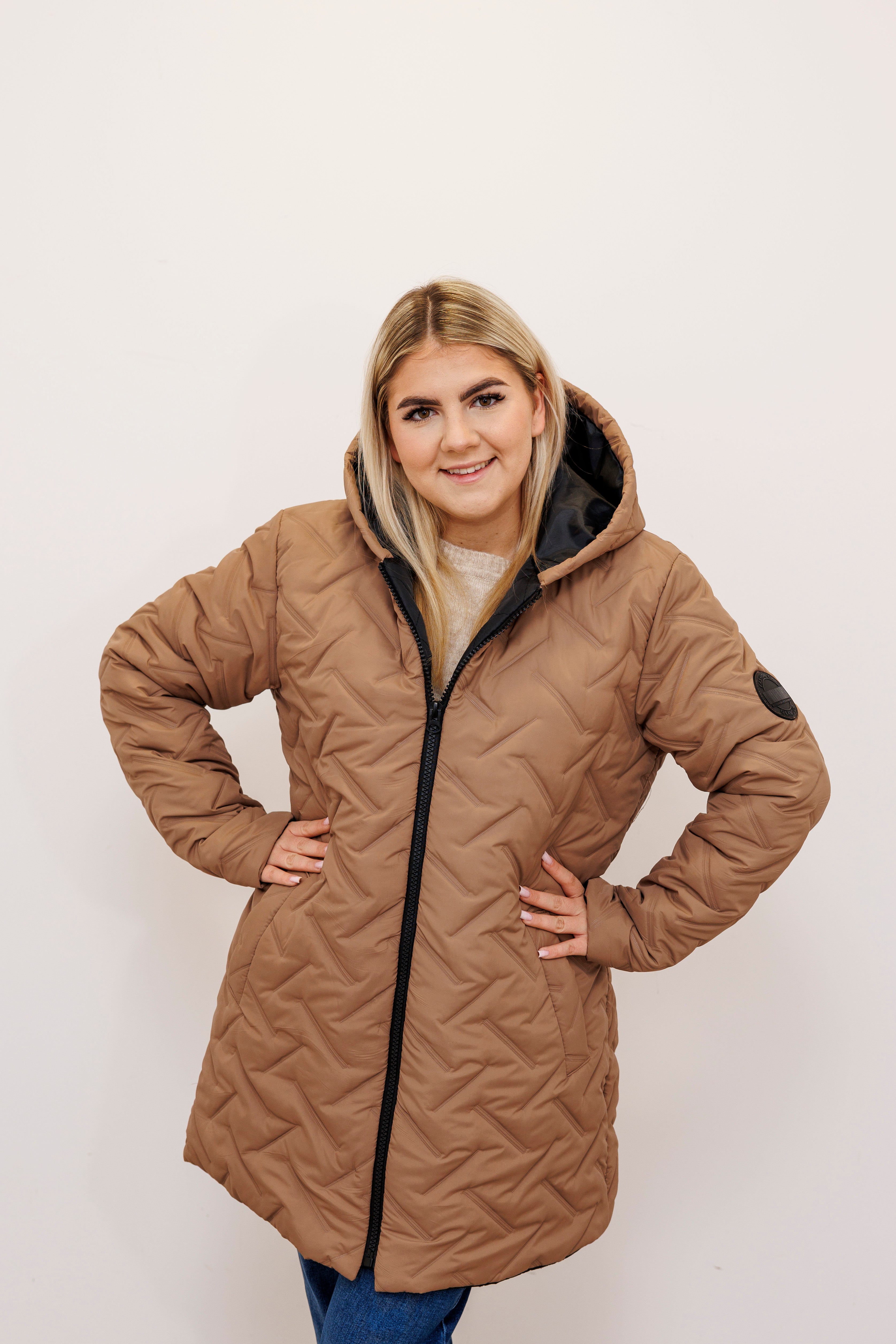 Długa zimowa kurtka z kapturem – polska produkcja Beż