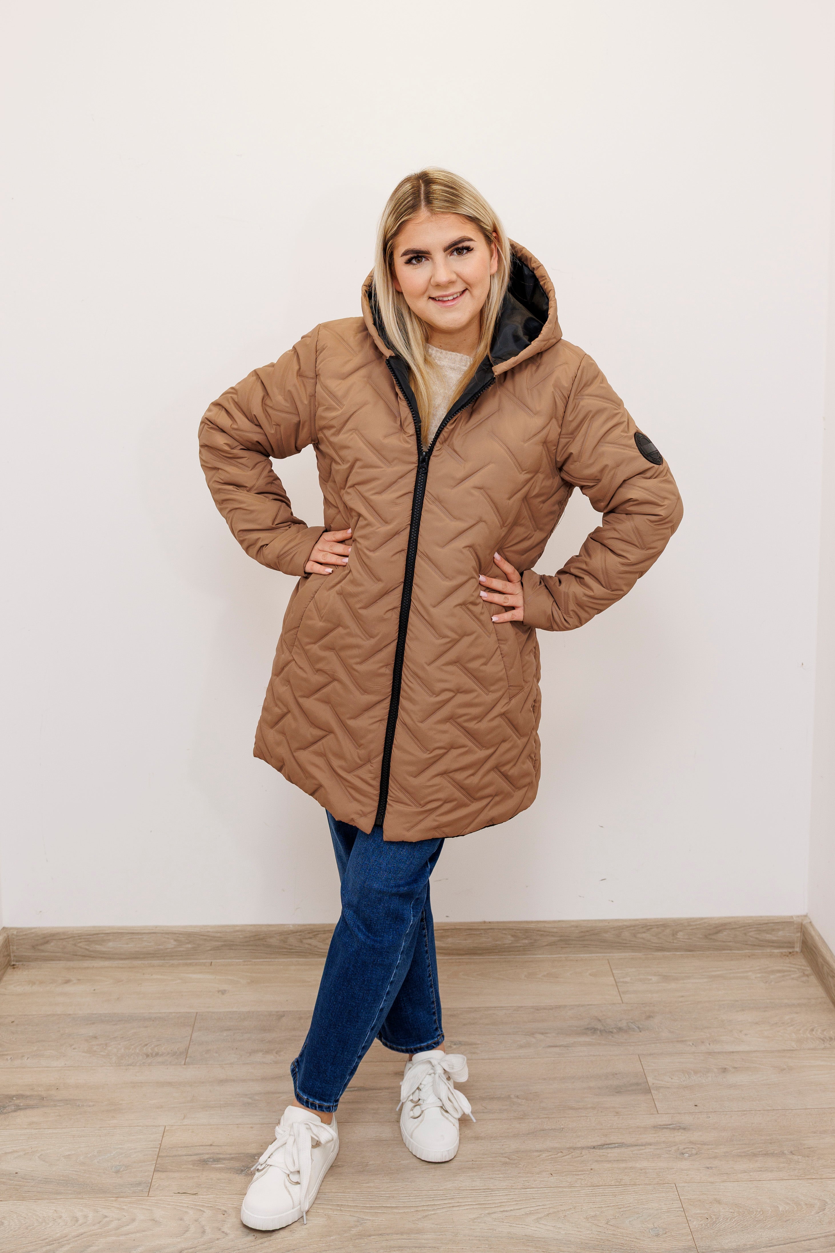 Długa zimowa kurtka z kapturem – polska produkcja Beż