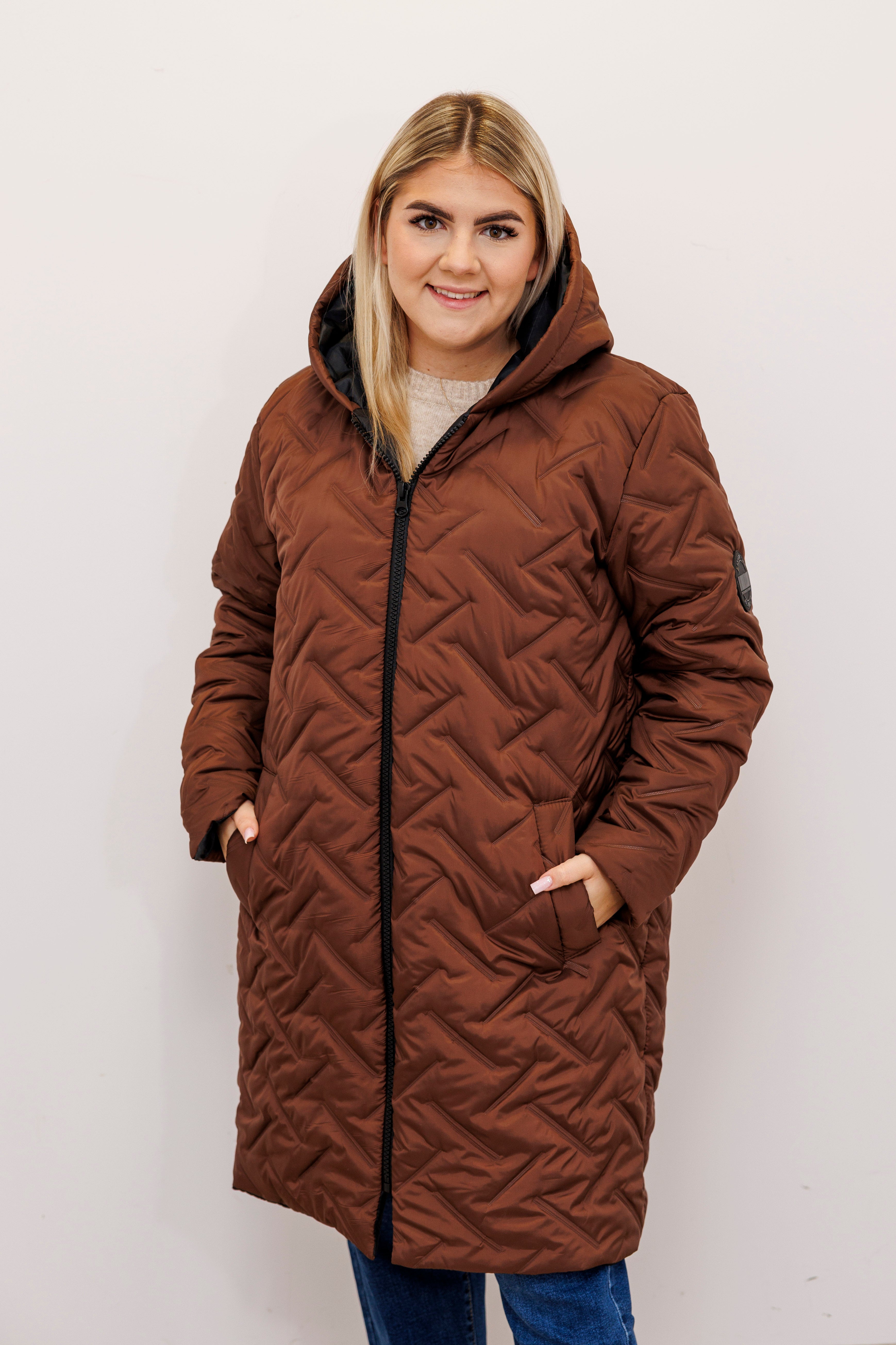 Długa zimowa kurtka z kapturem – polska produkcja Jasny Brąz