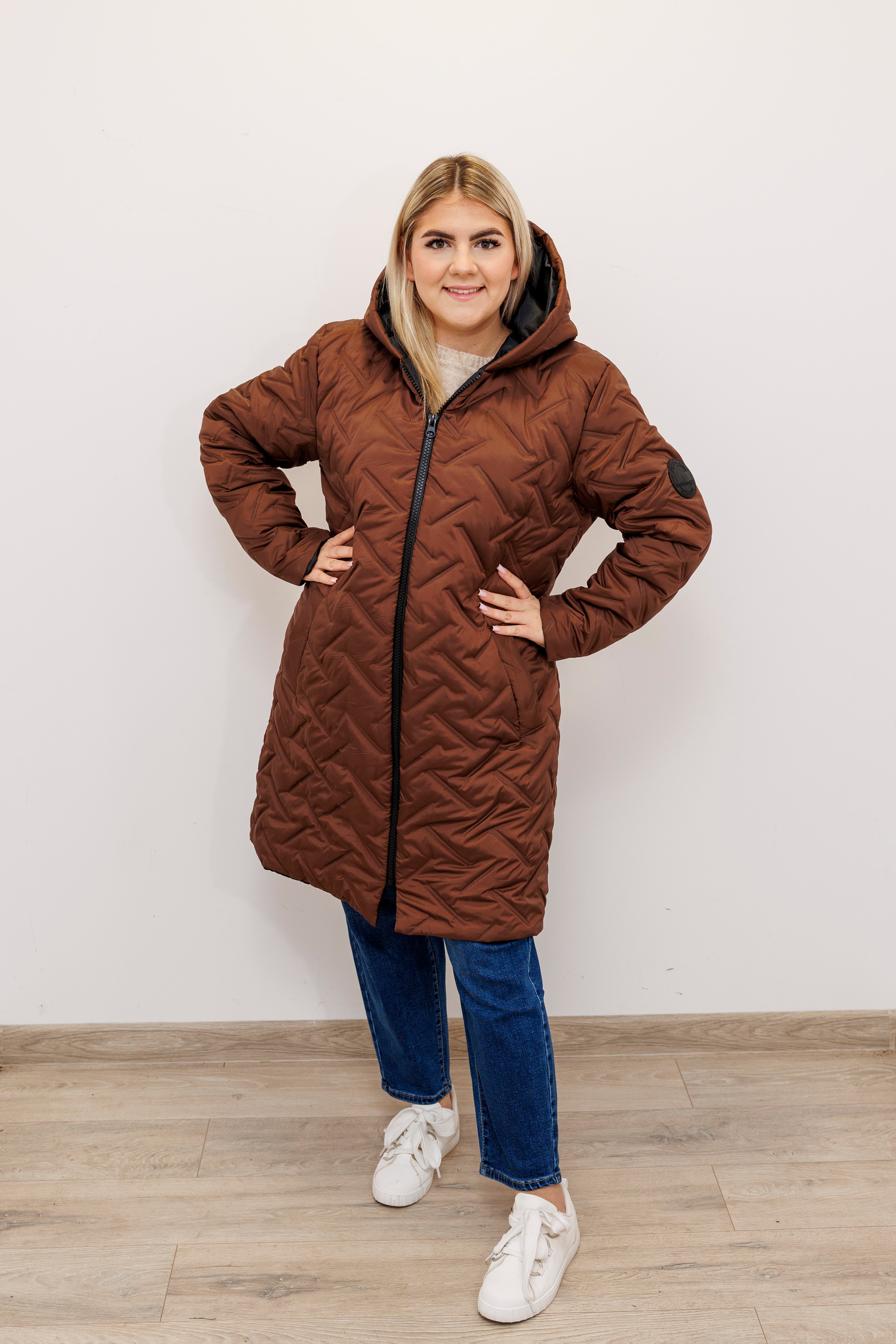 Długa zimowa kurtka z kapturem – polska produkcja Jasny Brąz