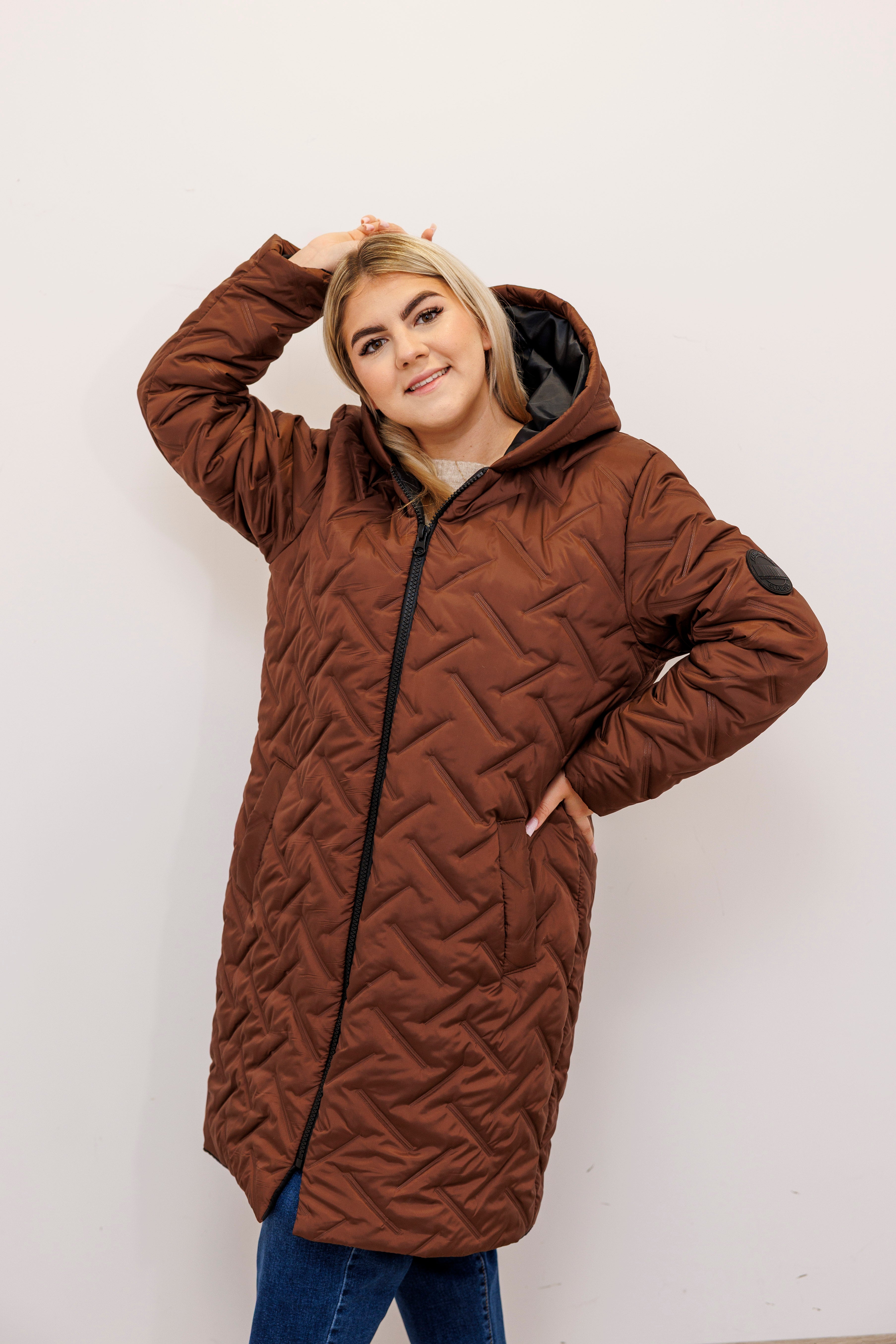 Długa zimowa kurtka z kapturem – polska produkcja Jasny Brąz