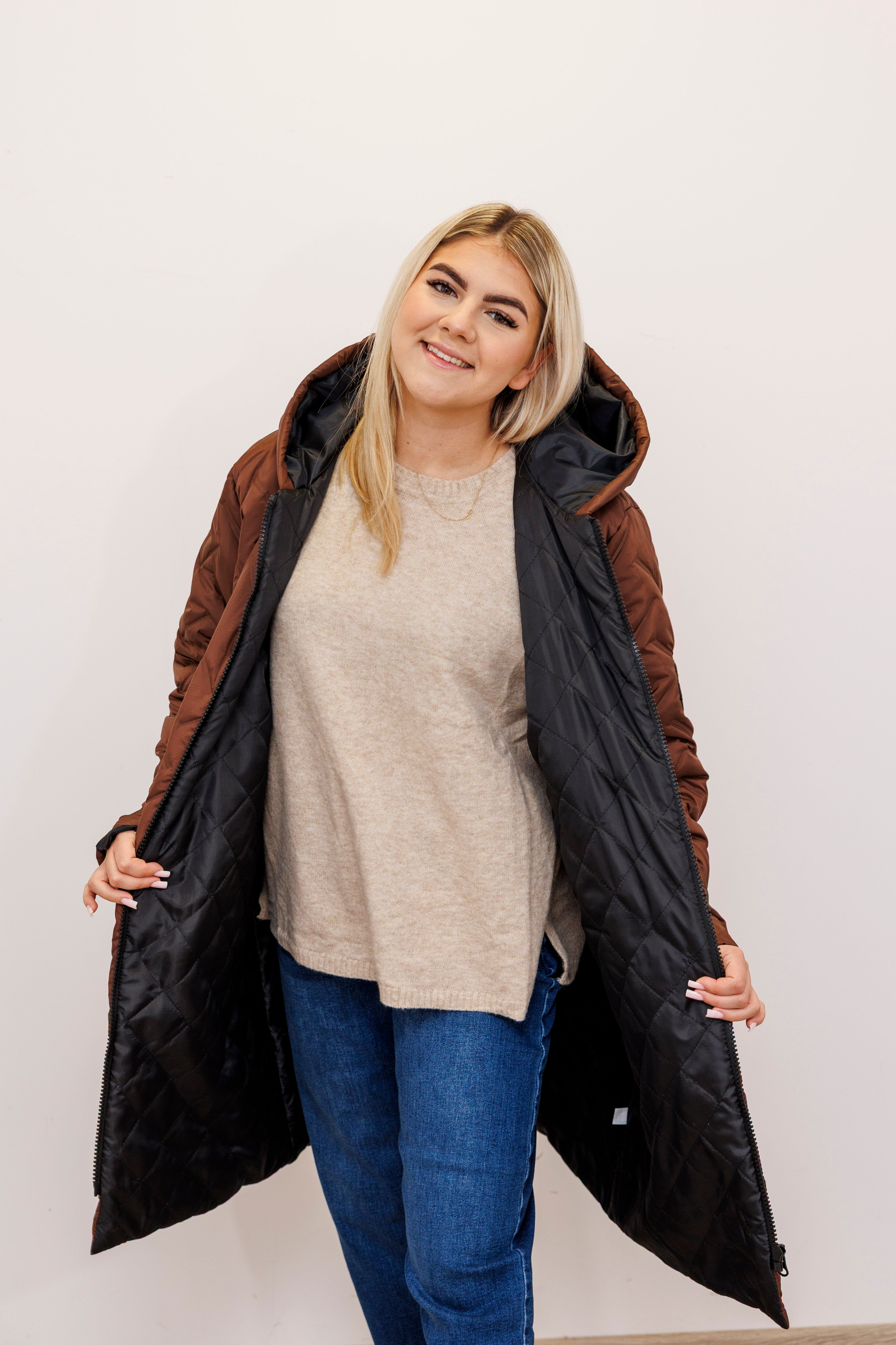 Długa zimowa kurtka z kapturem – polska produkcja Jasny Brąz