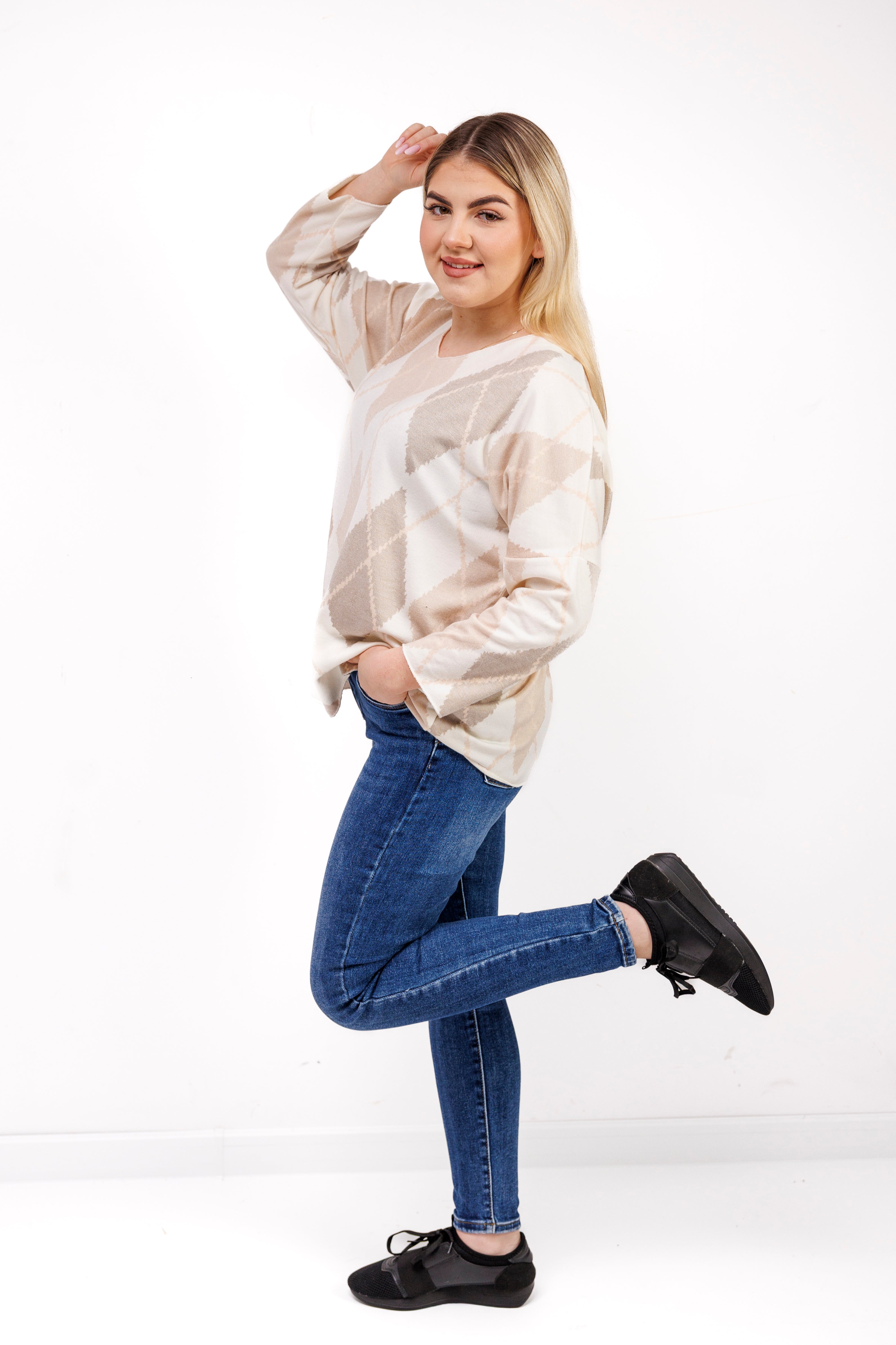 Dzianinowy sweter damski w romby Jasny Beż