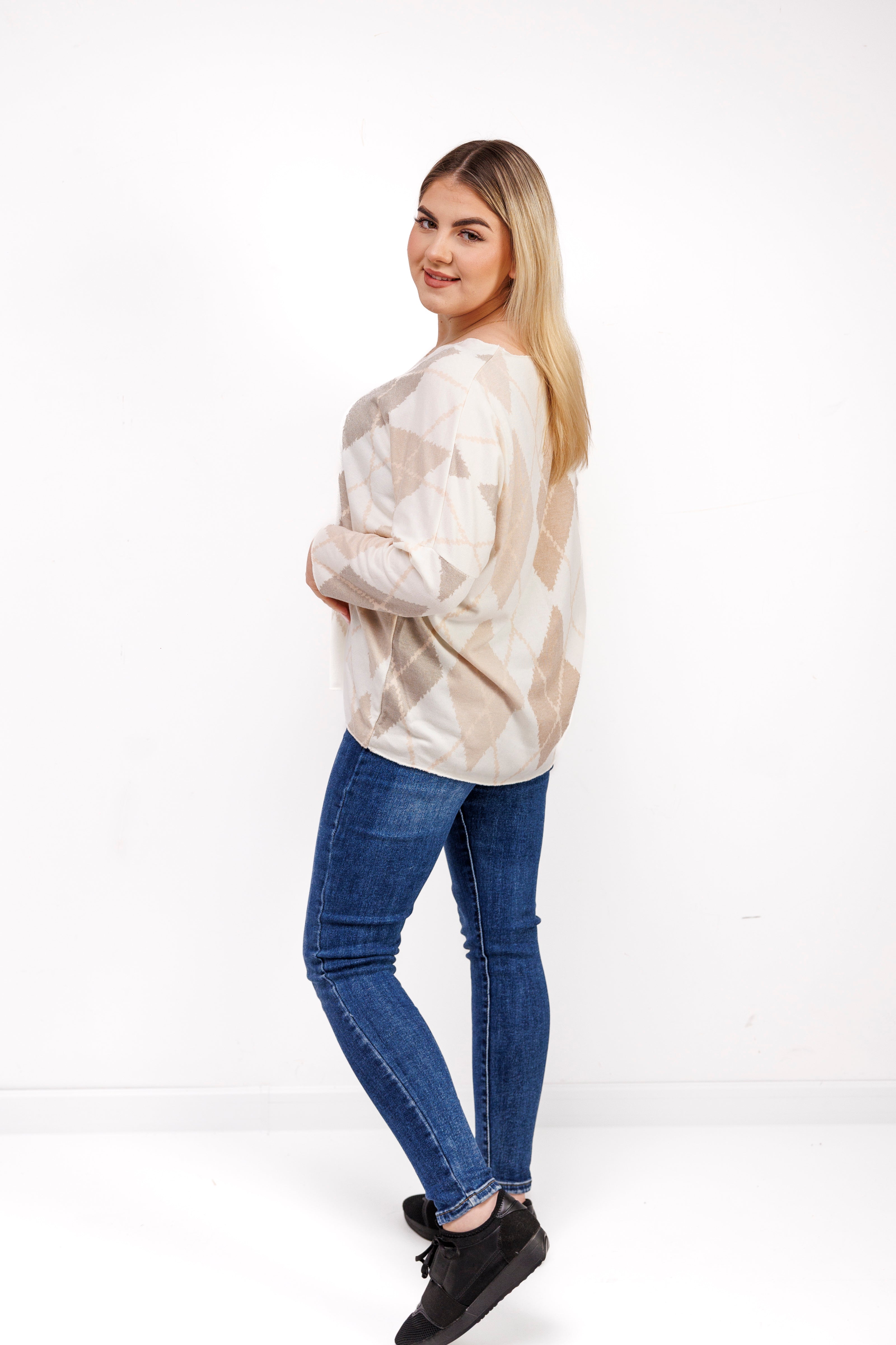 Dzianinowy sweter damski w romby Jasny Beż