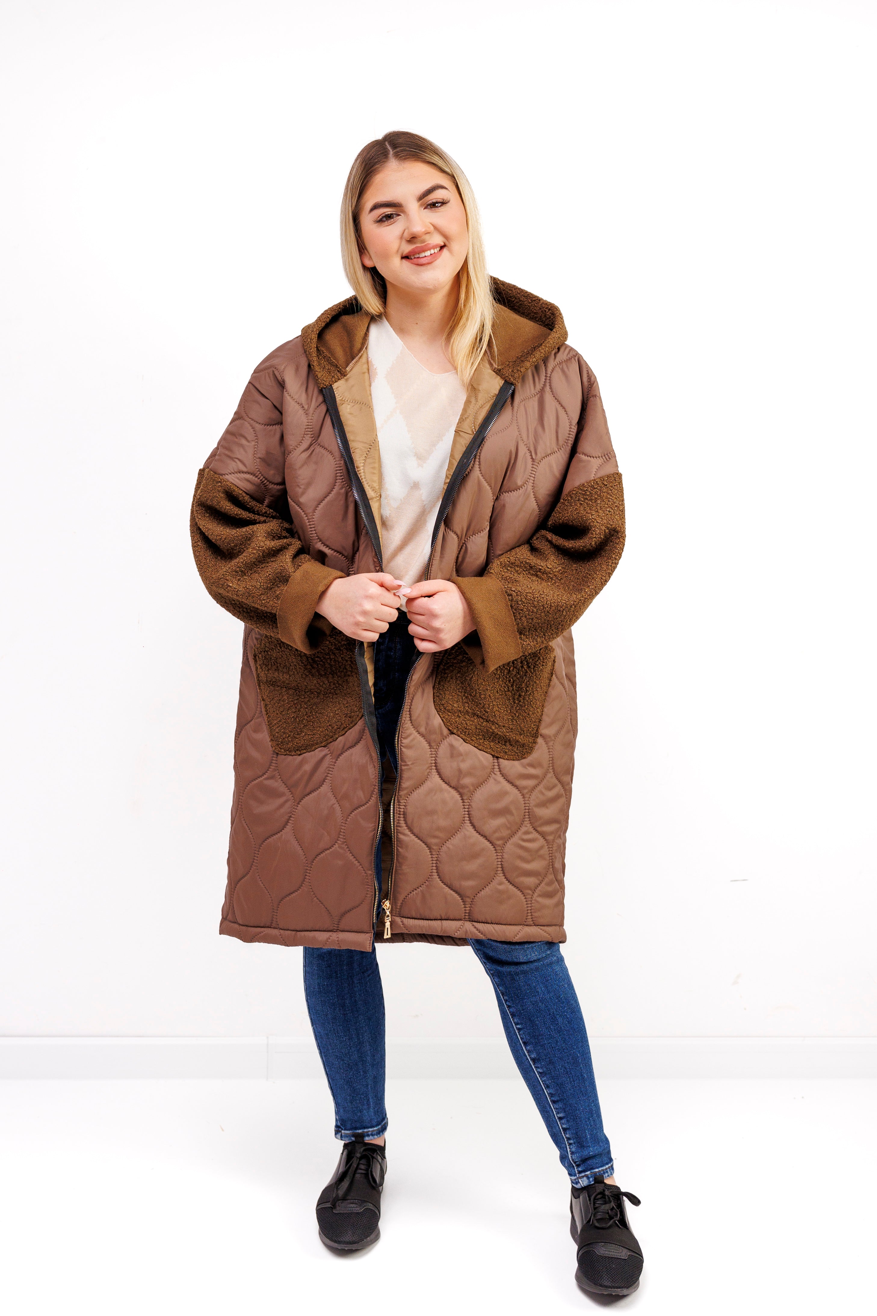 Przejściowy płaszcz damski pikówka oversize z buklą Czekolada