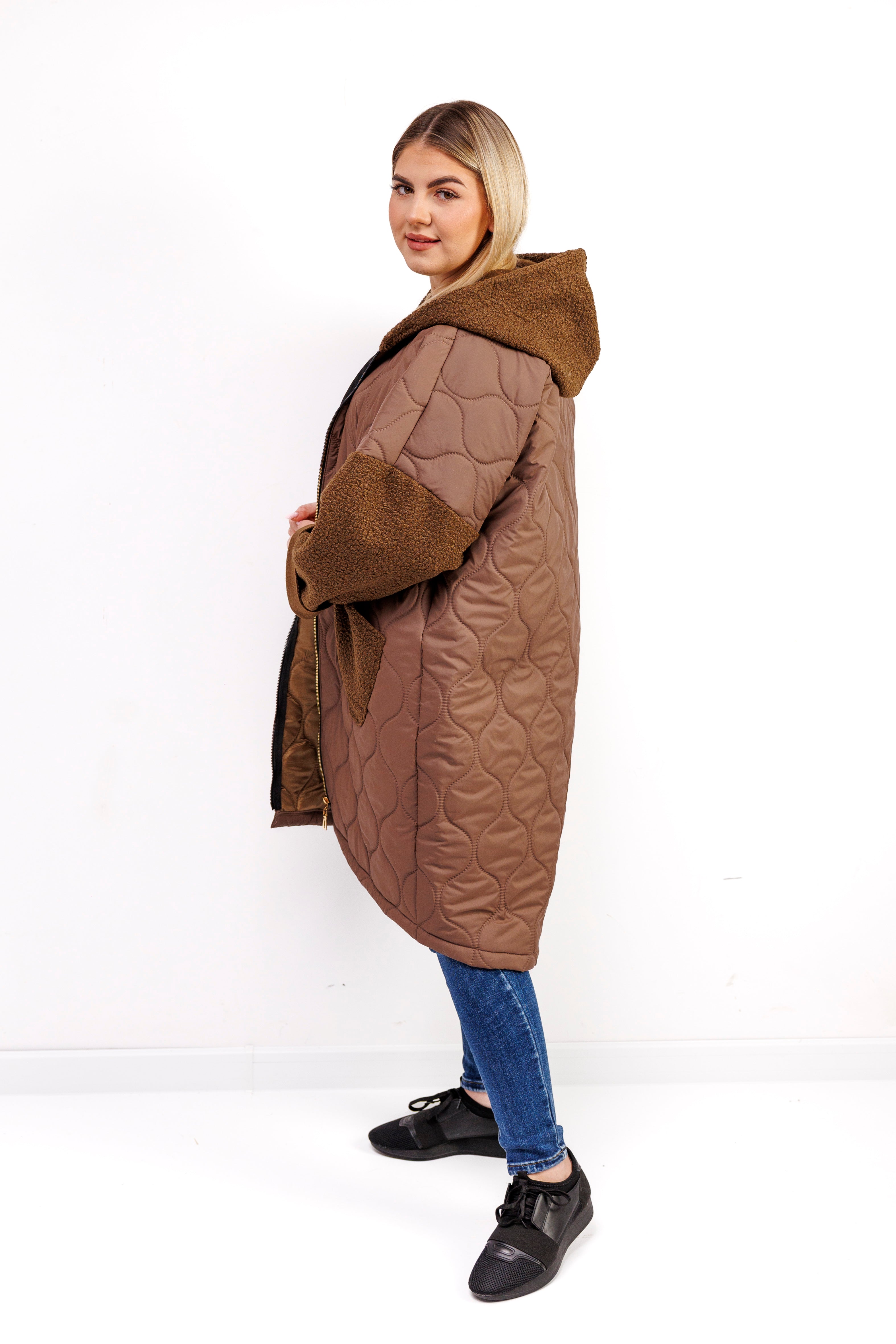 Przejściowy płaszcz damski pikówka oversize z buklą Czekolada